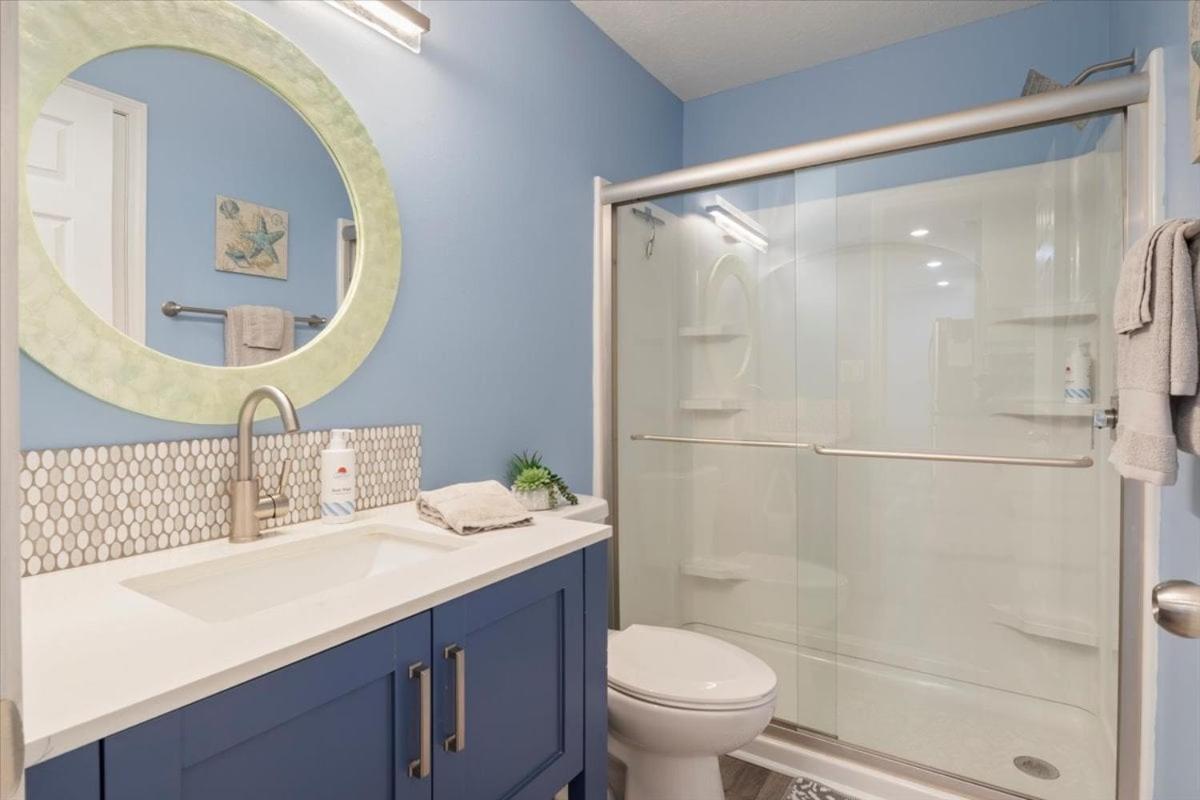Penthouse Level Condo w/ Lake & Pool Views, Tennis & Pickleball