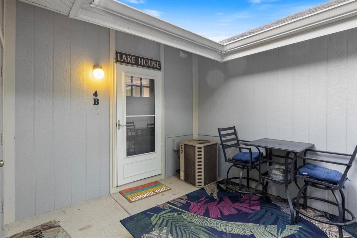 Penthouse Level Condo w/ Lake & Pool Views, Tennis & Pickleball