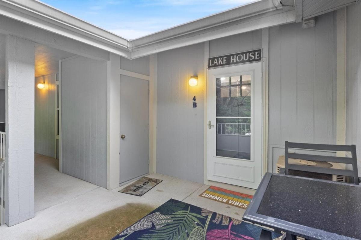 Penthouse Level Condo w/ Lake & Pool Views, Tennis & Pickleball