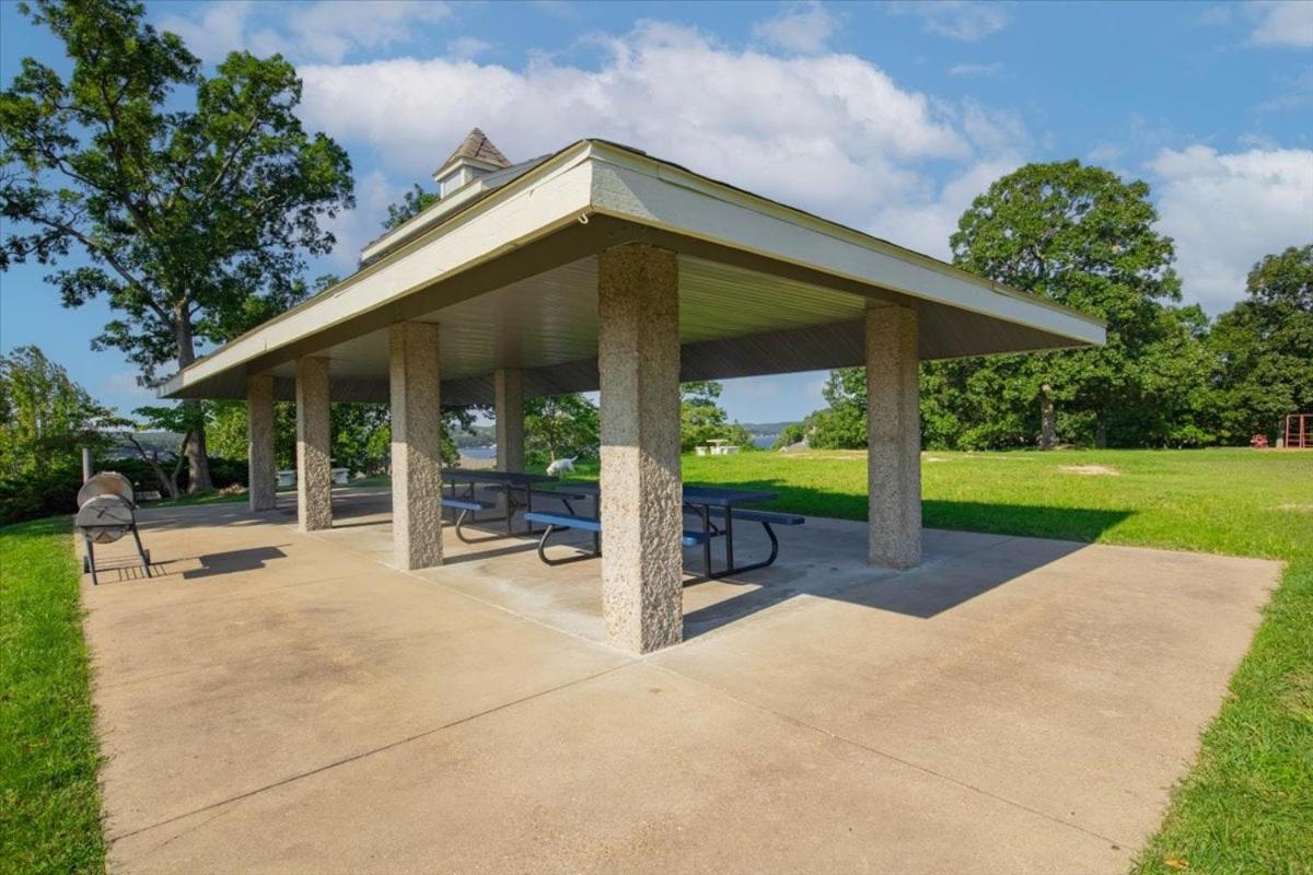 Penthouse Level Condo w/ Lake & Pool Views, Tennis & Pickleball