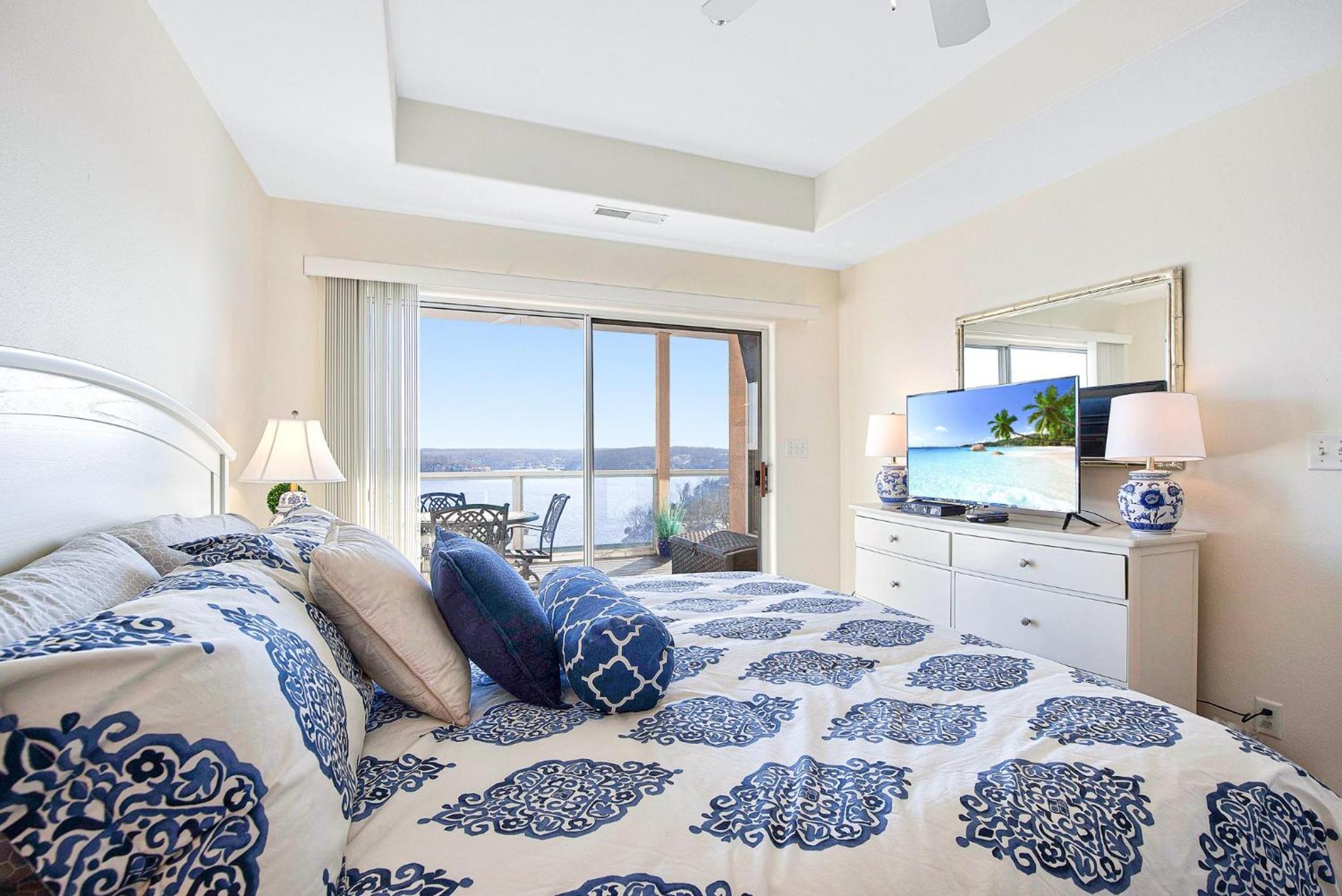 Upscale Condo, Amazing Views, Pools and Pickleball