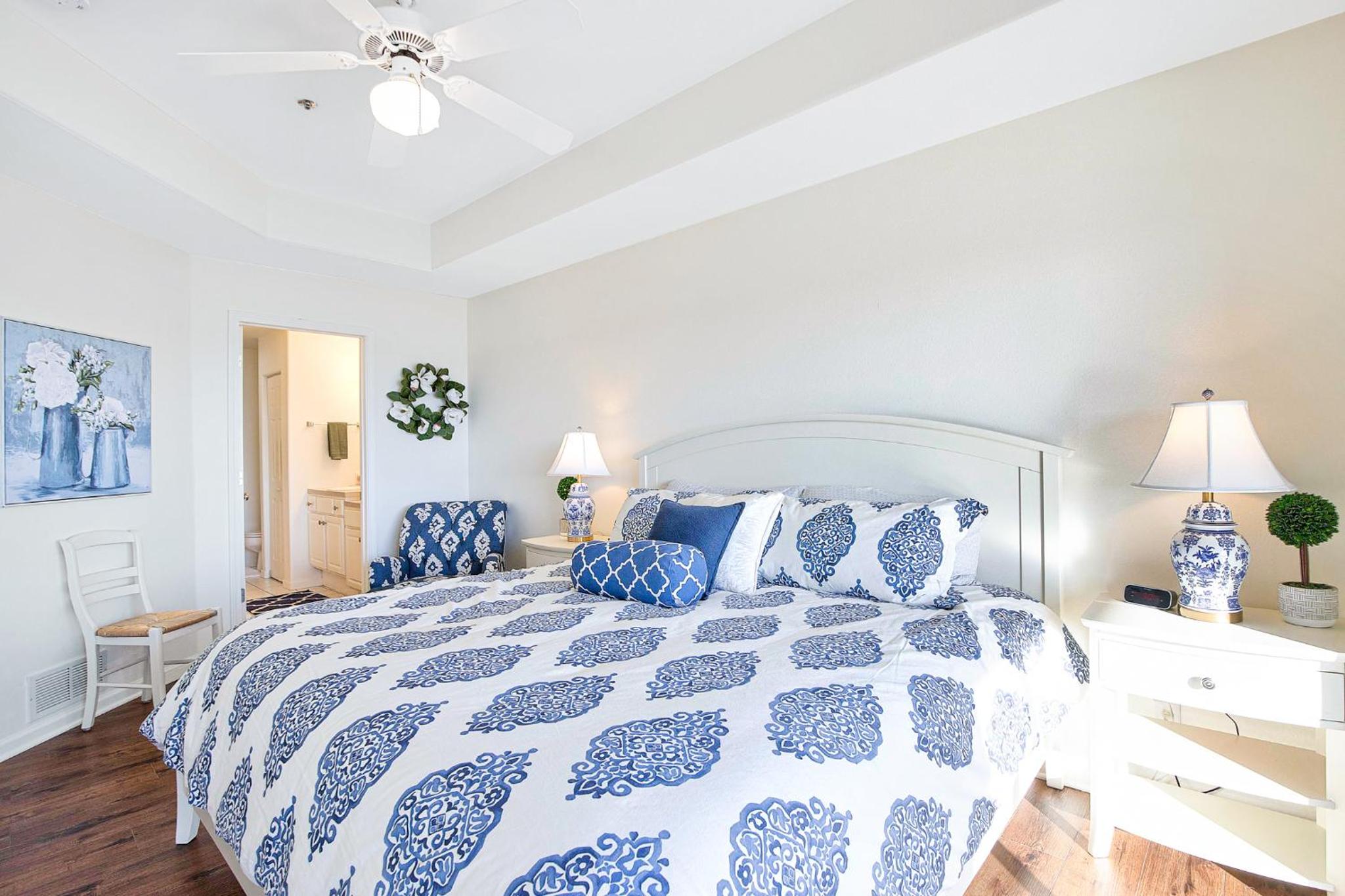 Upscale Condo, Amazing Views, Pools and Pickleball