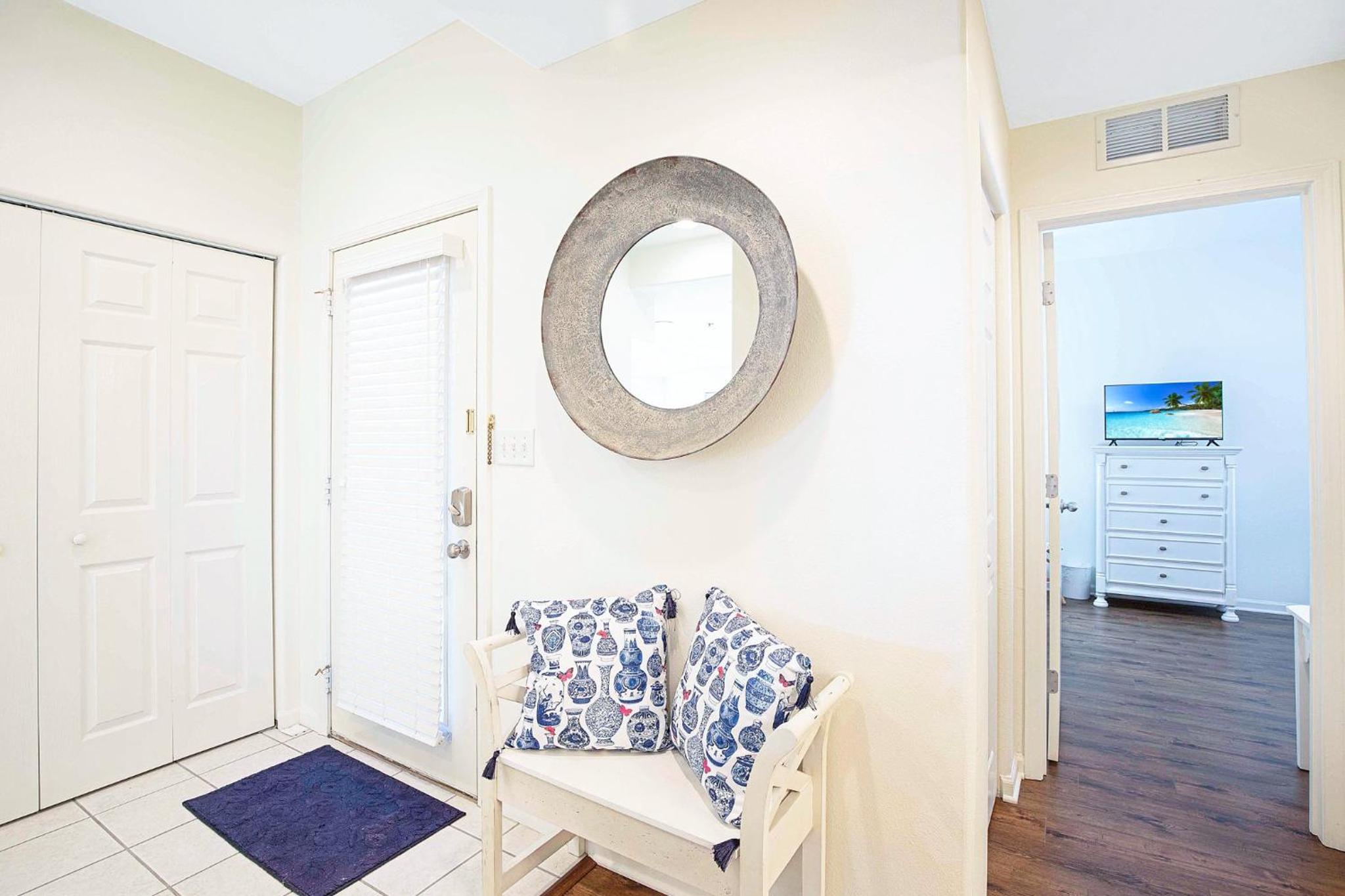 Upscale Condo, Amazing Views, Pools and Pickleball