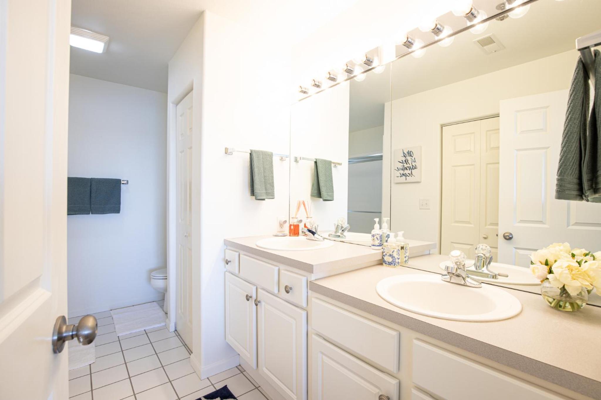 Upscale Condo, Amazing Views, Pools and Pickleball