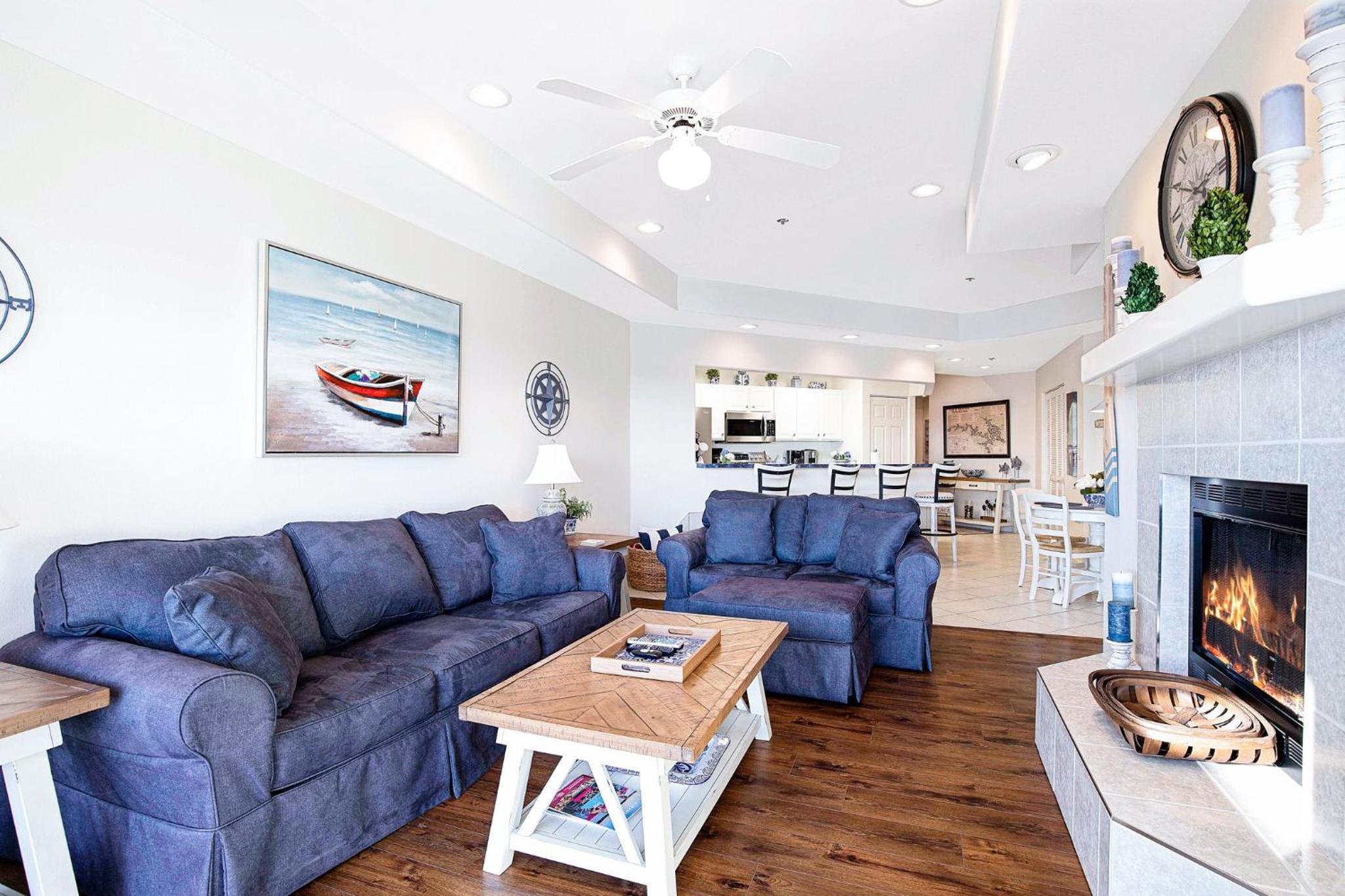 Upscale Condo, Amazing Views, Pools and Pickleball