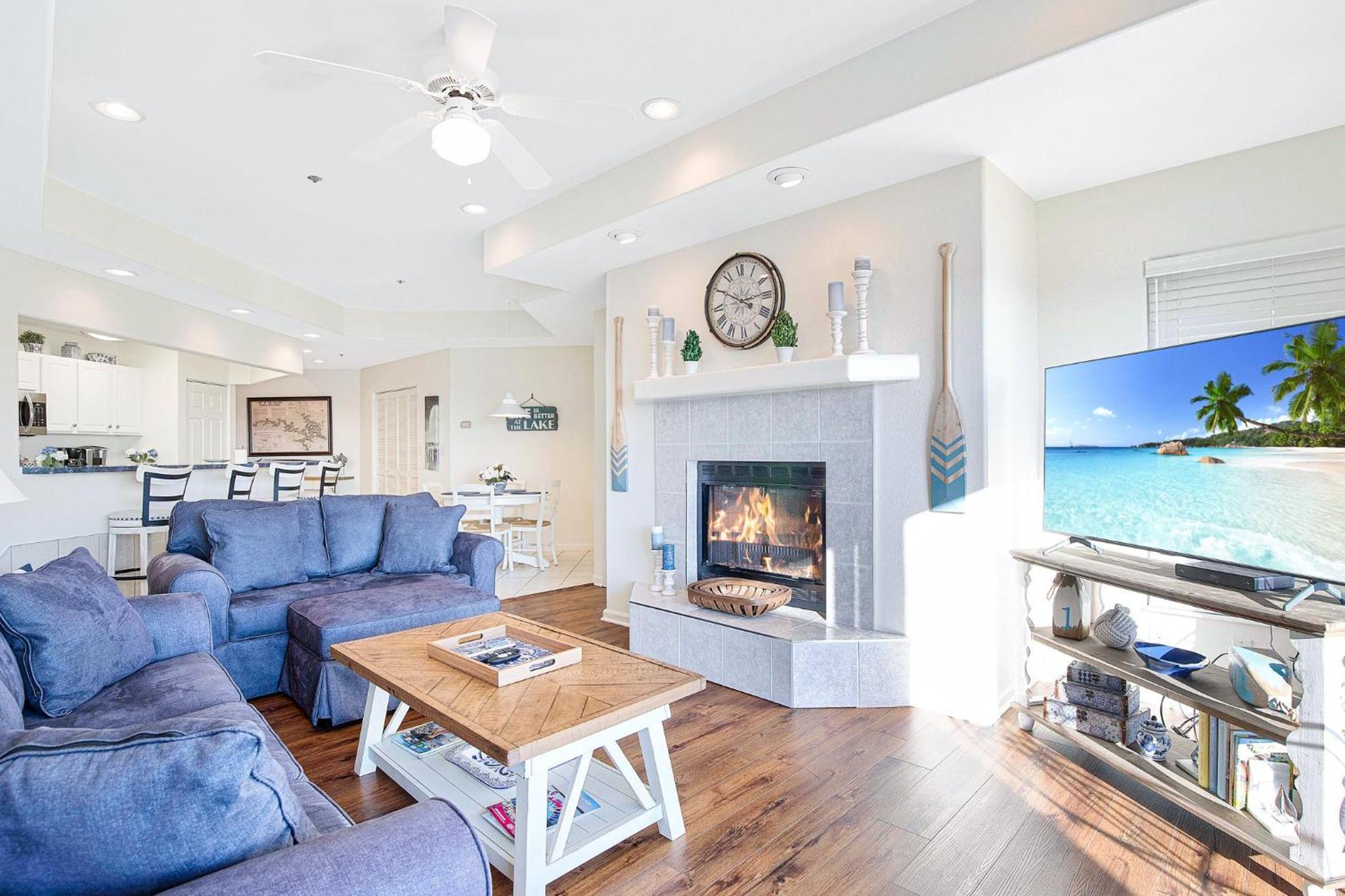 Upscale Condo, Amazing Views, Pools and Pickleball