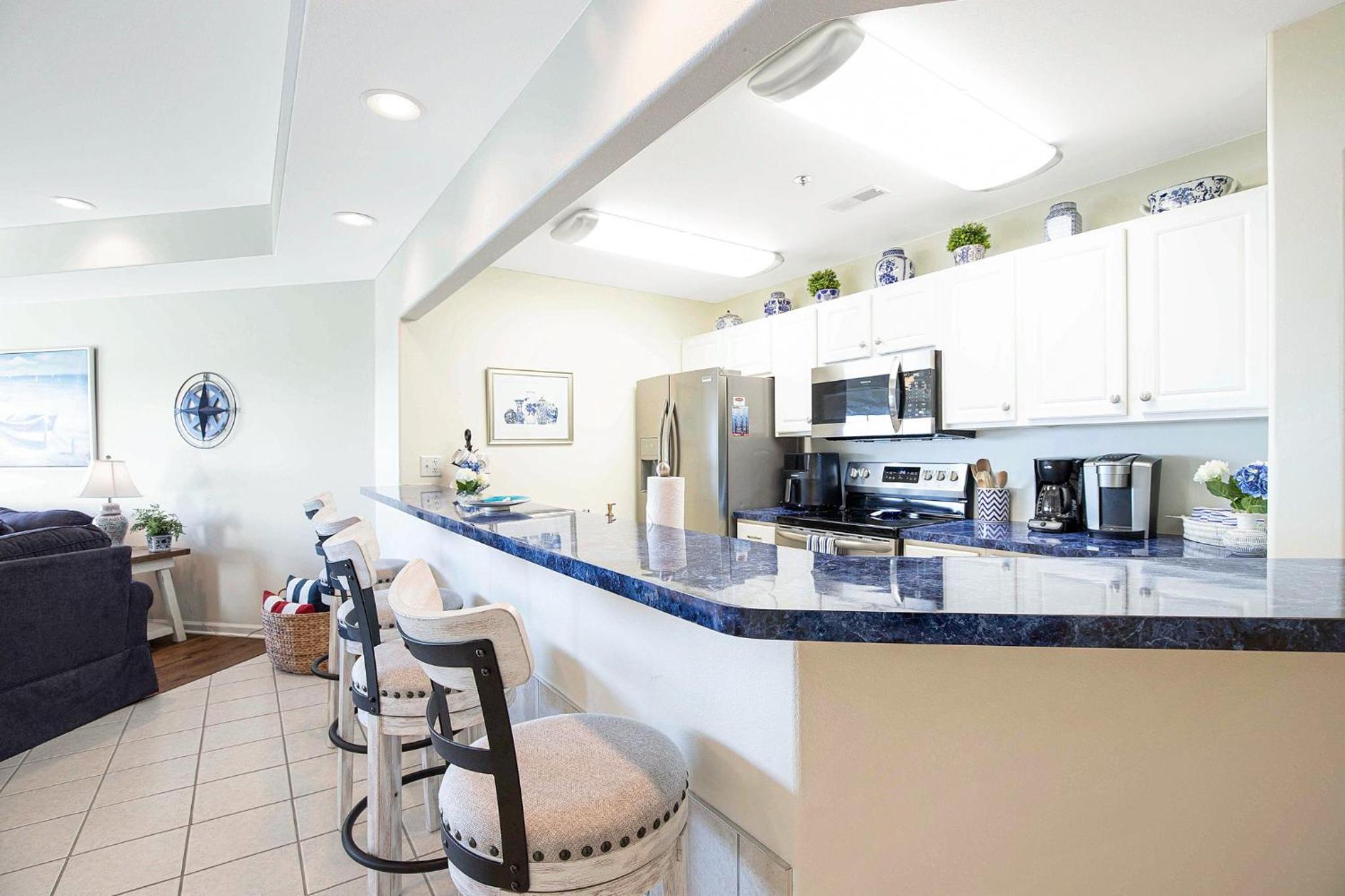 Upscale Condo, Amazing Views, Pools and Pickleball