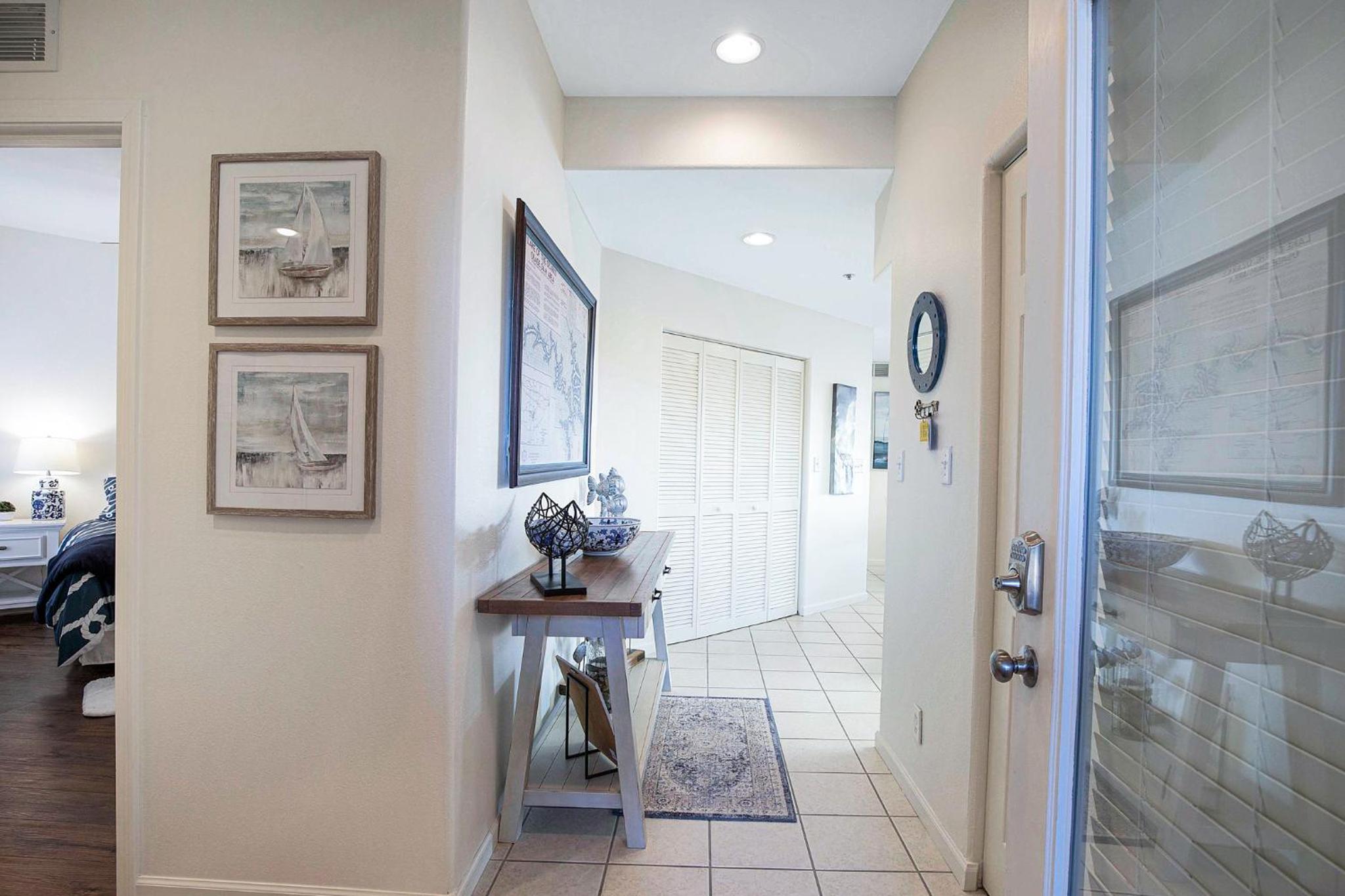 Upscale Condo, Amazing Views, Pools and Pickleball