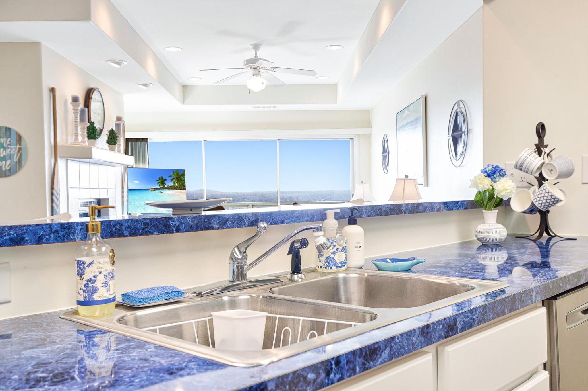 Upscale Condo, Amazing Views, Pools and Pickleball