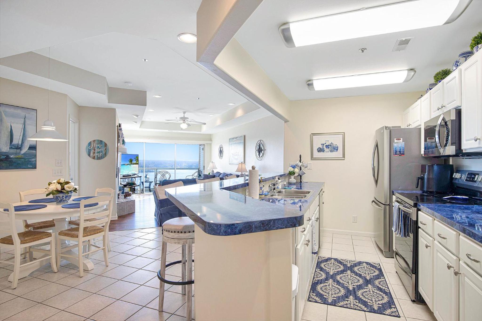 Upscale Condo, Amazing Views, Pools and Pickleball