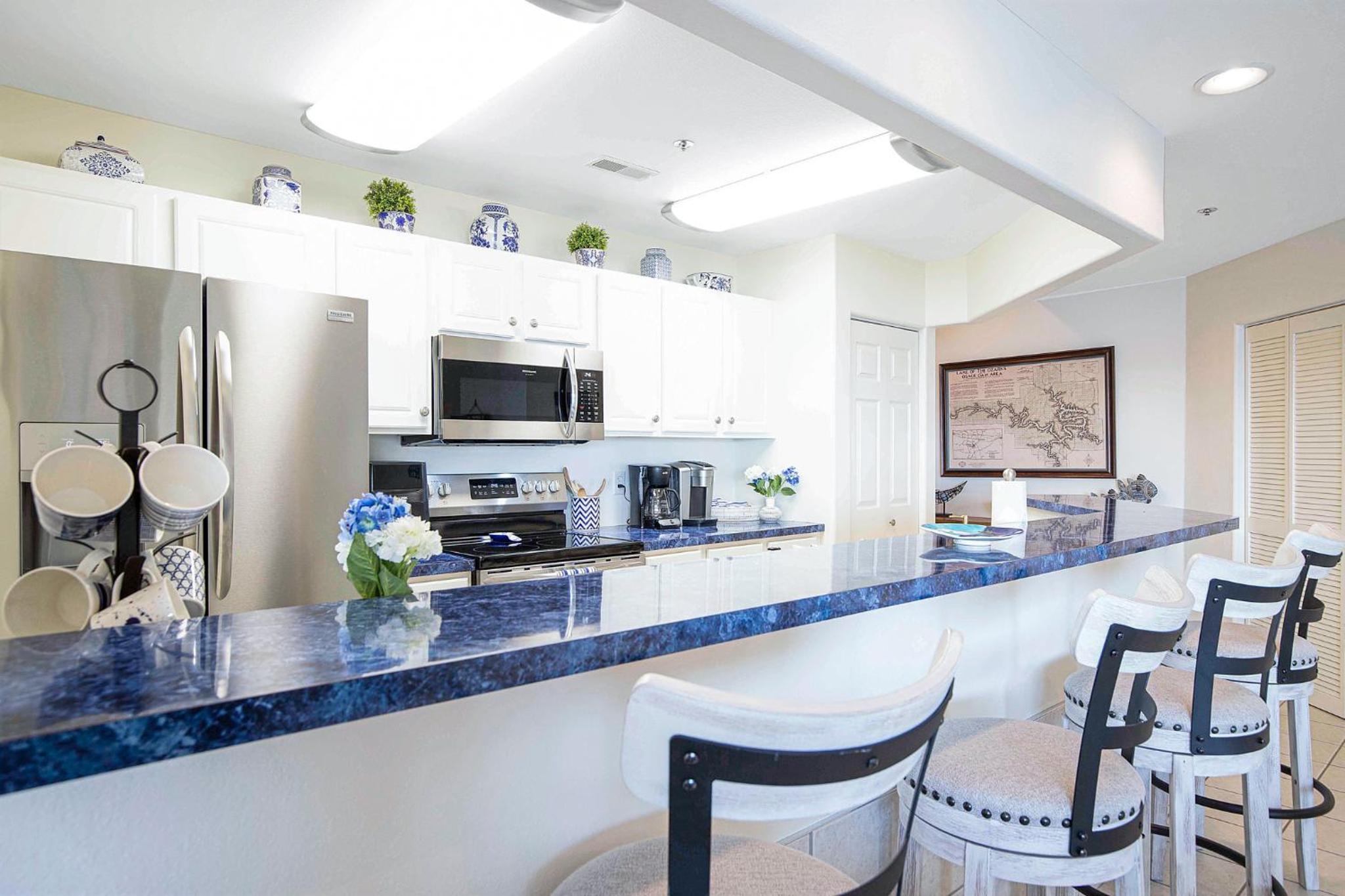 Upscale Condo, Amazing Views, Pools and Pickleball