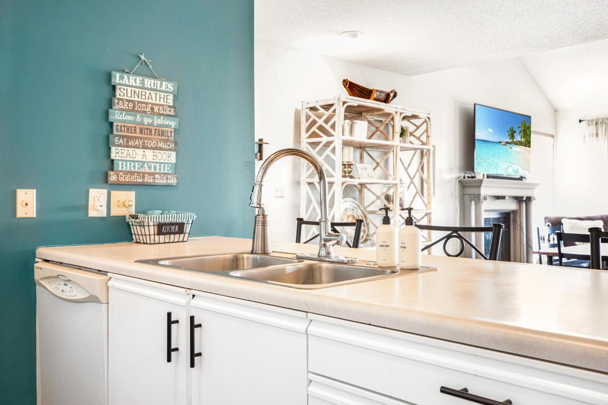 Poolside Condo with Amazing Lake Views & Design