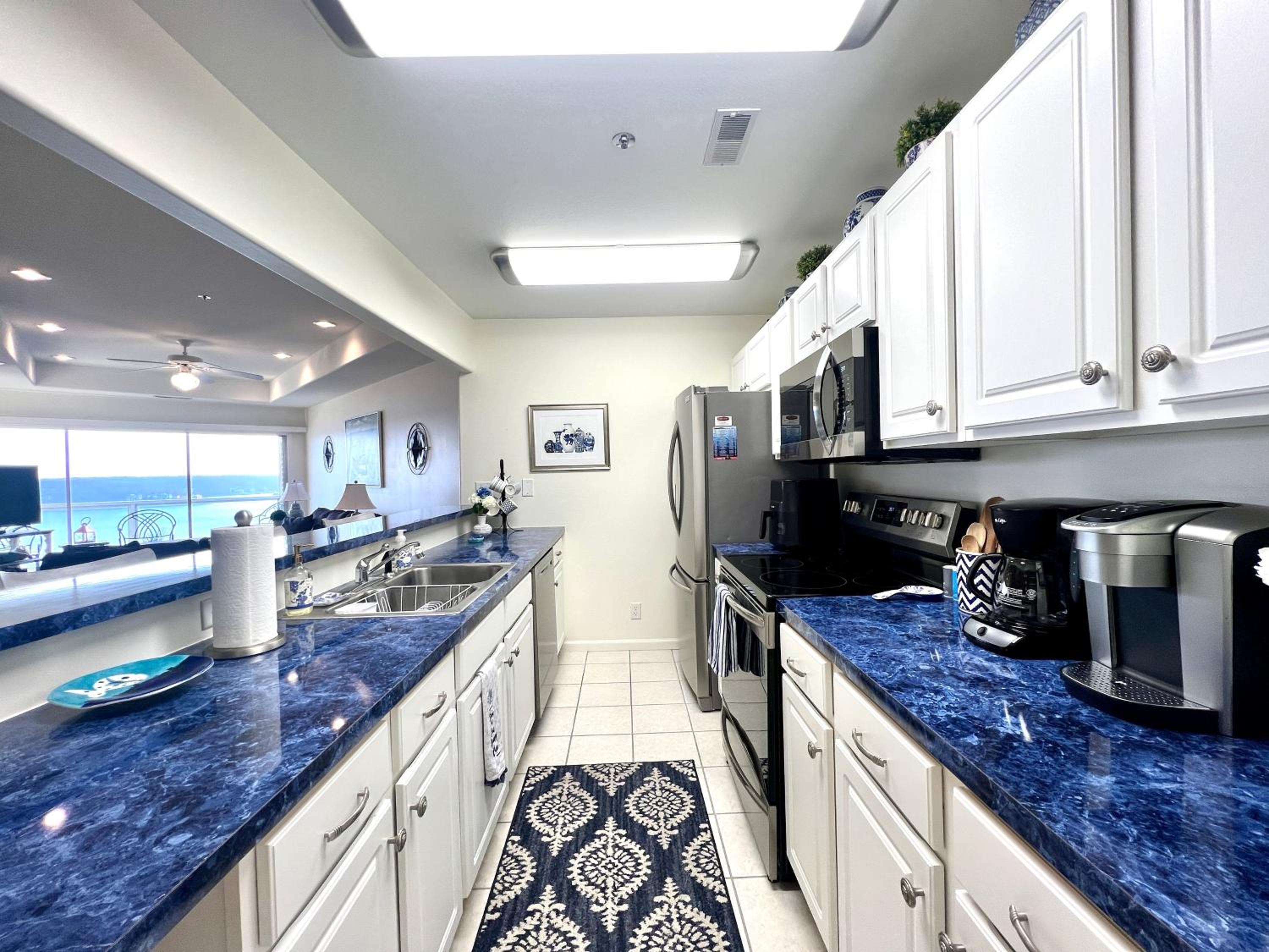 Upscale Condo, Amazing Views, Pools and Pickleball