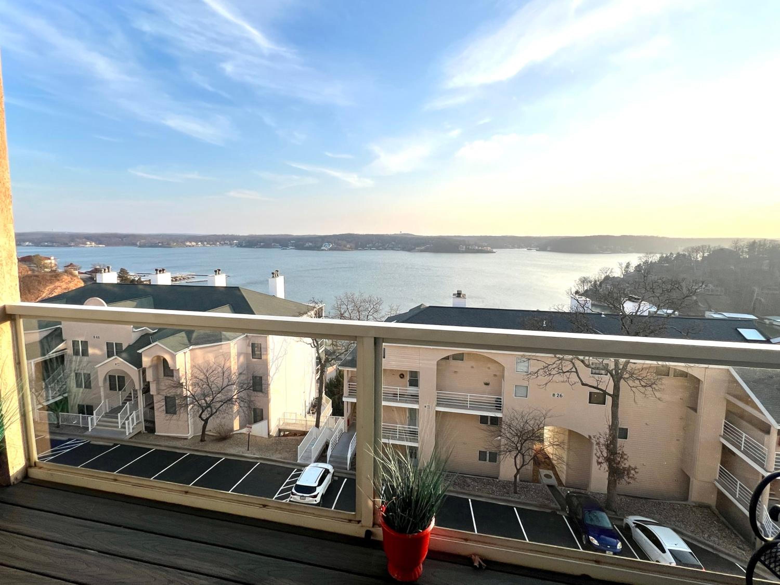 Upscale Condo, Amazing Views, Pools and Pickleball