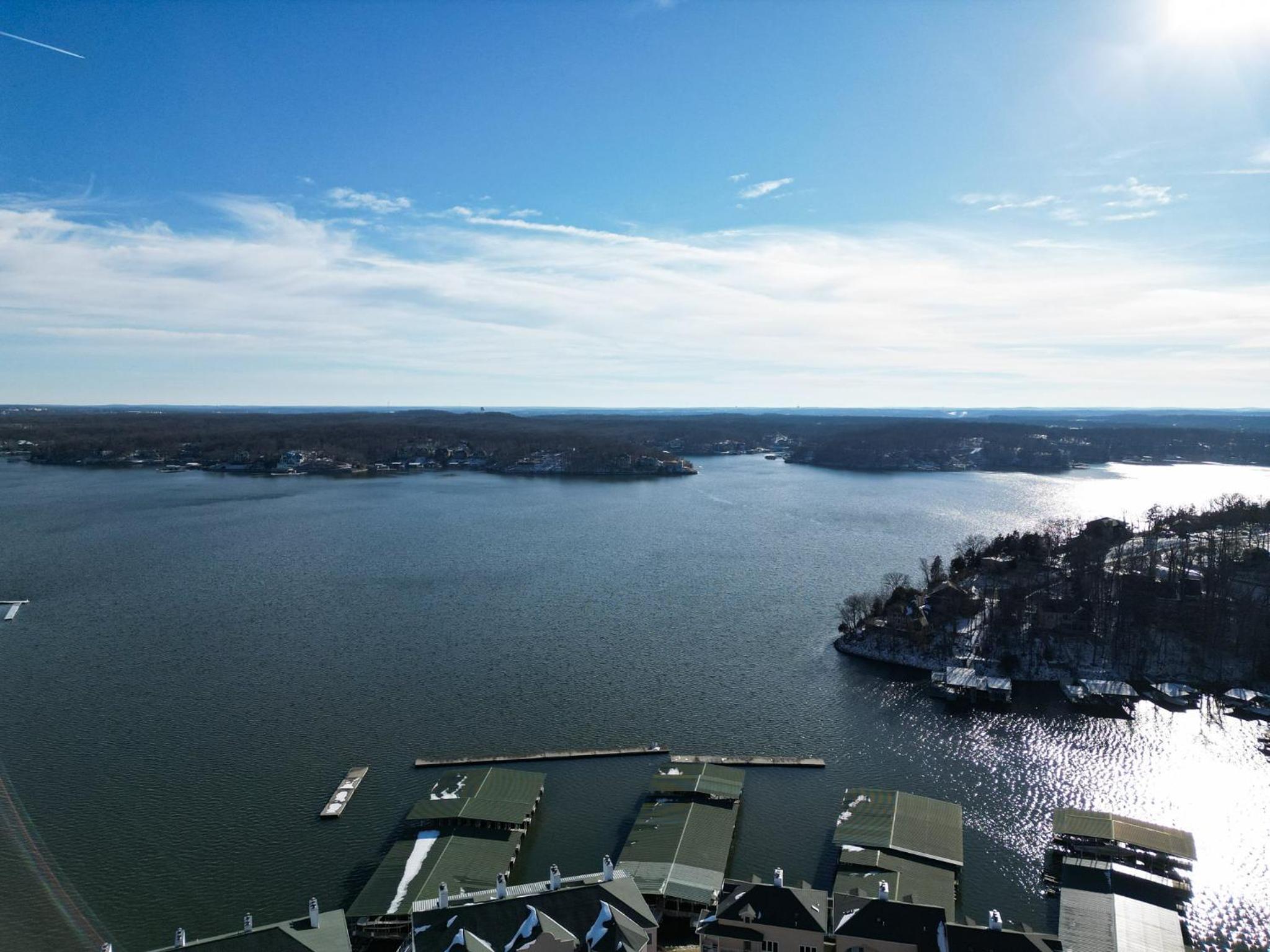 Upscale Condo, Amazing Views, Pools and Pickleball