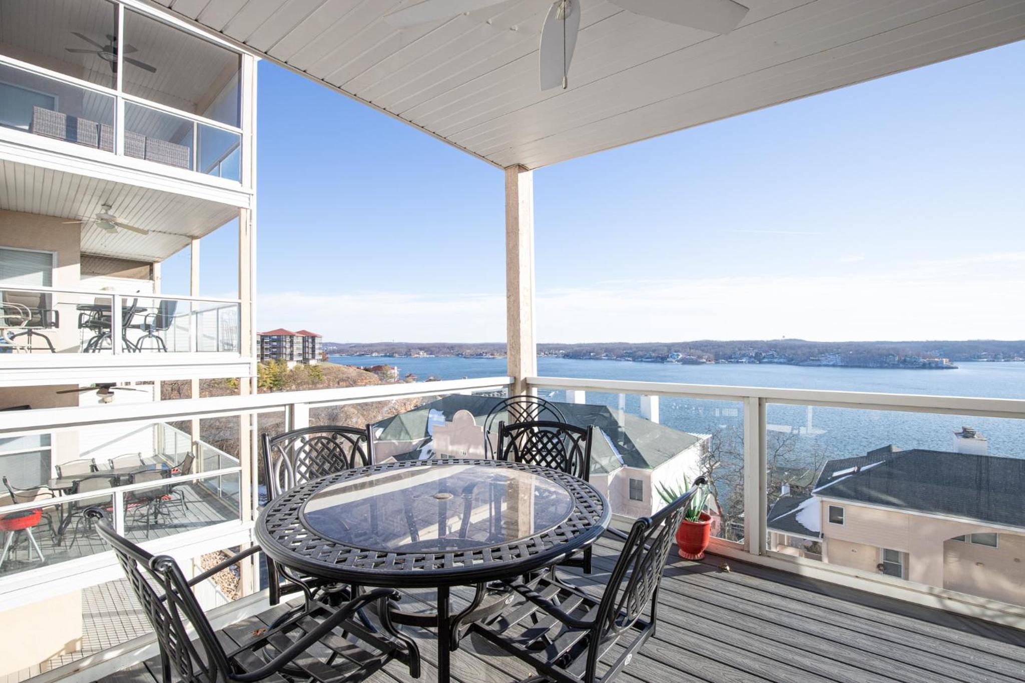 Upscale Condo, Amazing Views, Pools and Pickleball