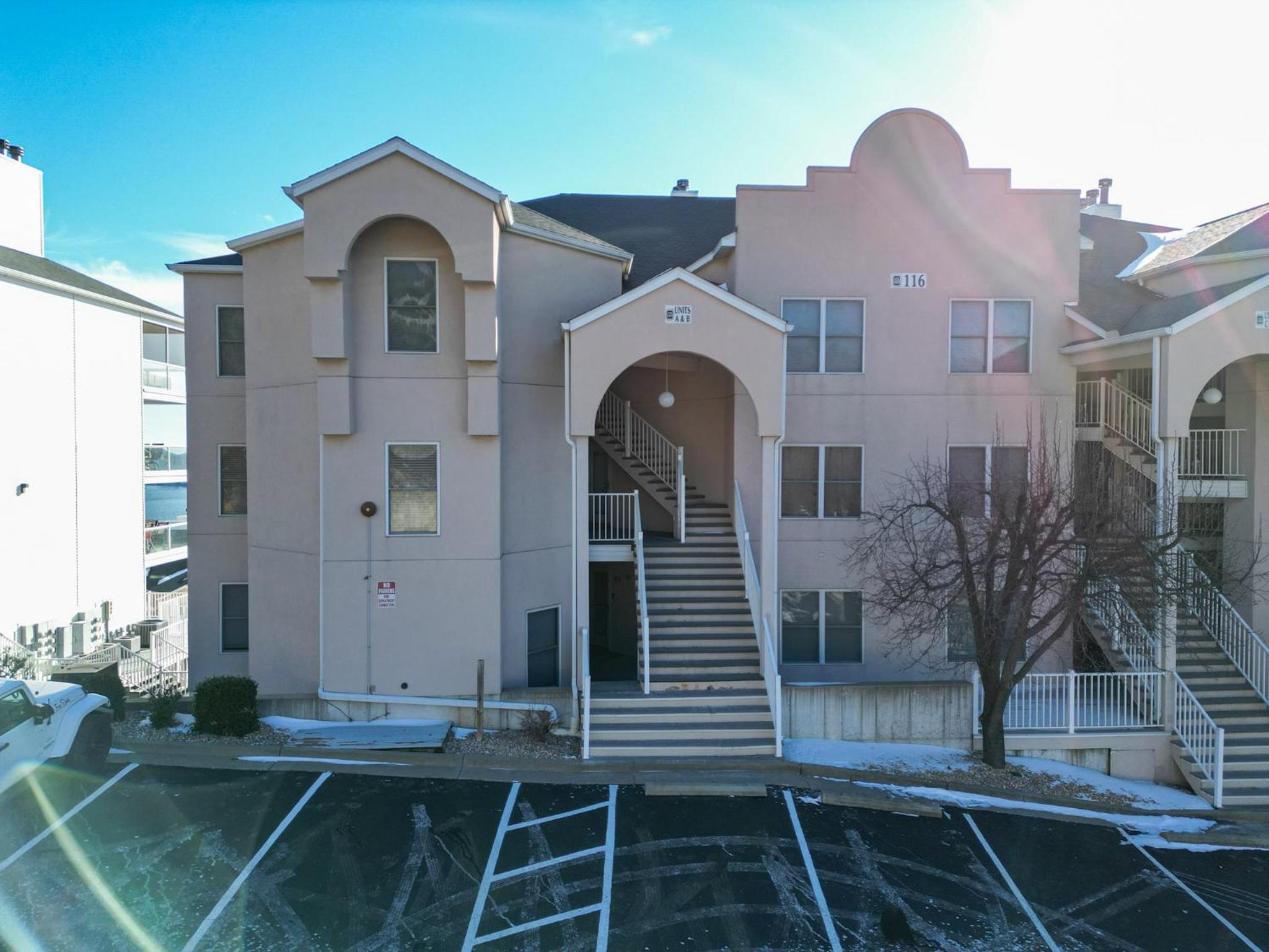 Upscale Condo, Amazing Views, Pools and Pickleball