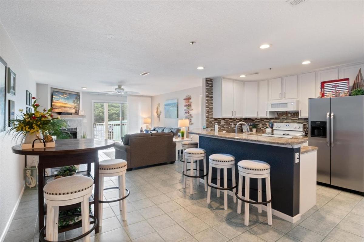 Lakeview Condo, Pools, Patio with Grill, Near PB2 Launch