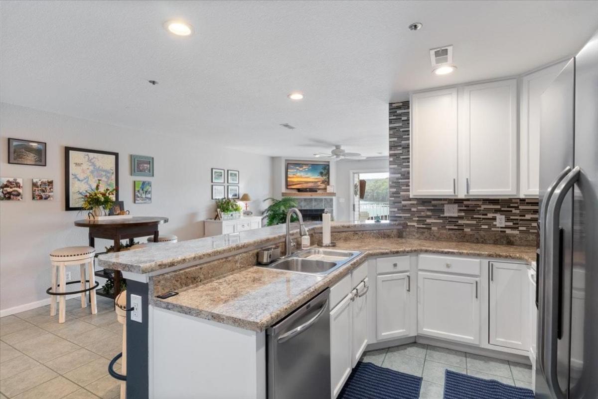Lakeview Condo, Pools, Patio with Grill, Near PB2 Launch