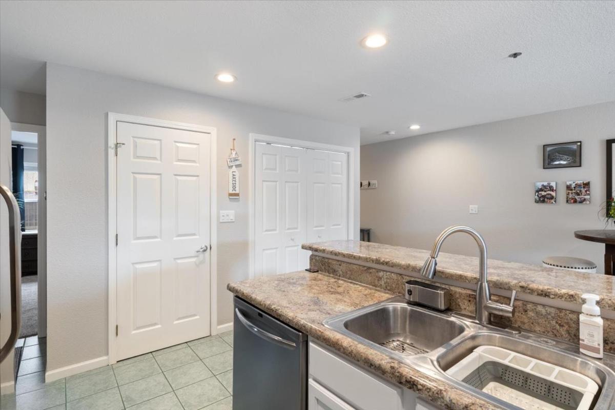 Lakeview Condo, Pools, Patio with Grill, Near PB2 Launch