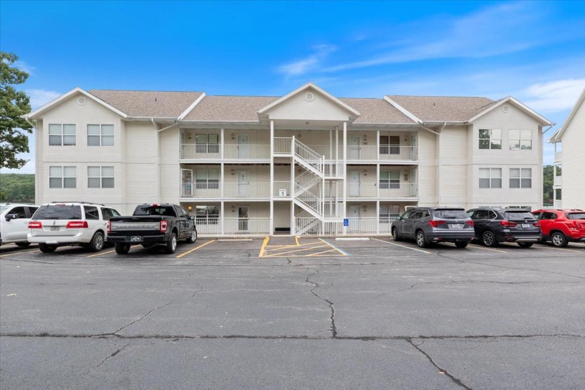 Lakeview Condo, Pools, Patio with Grill, Near PB2 Launch
