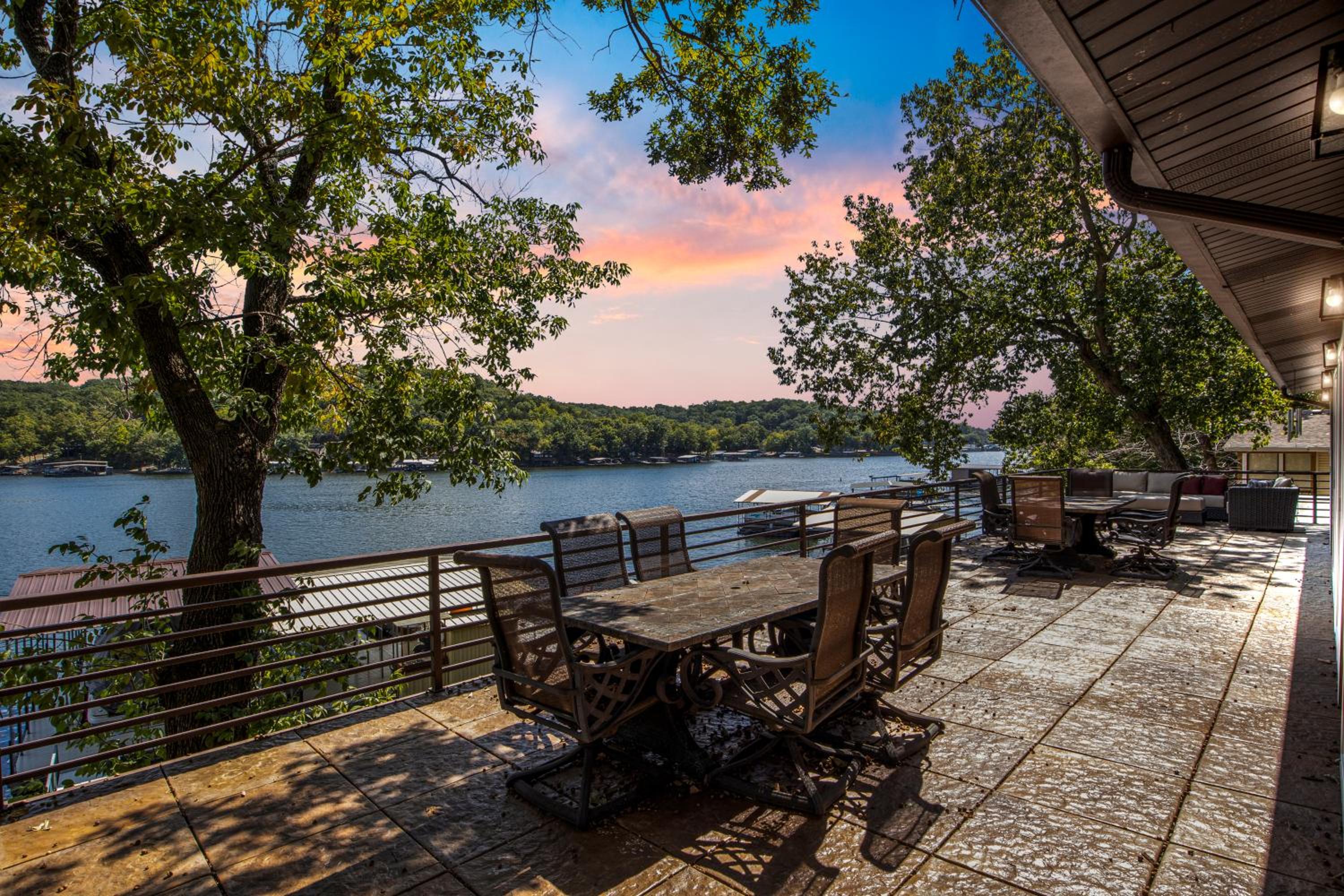 Spacious, Quiet & Great Cove, Nearby Attractions, Private Dock, Fireplace, Expansive Deck