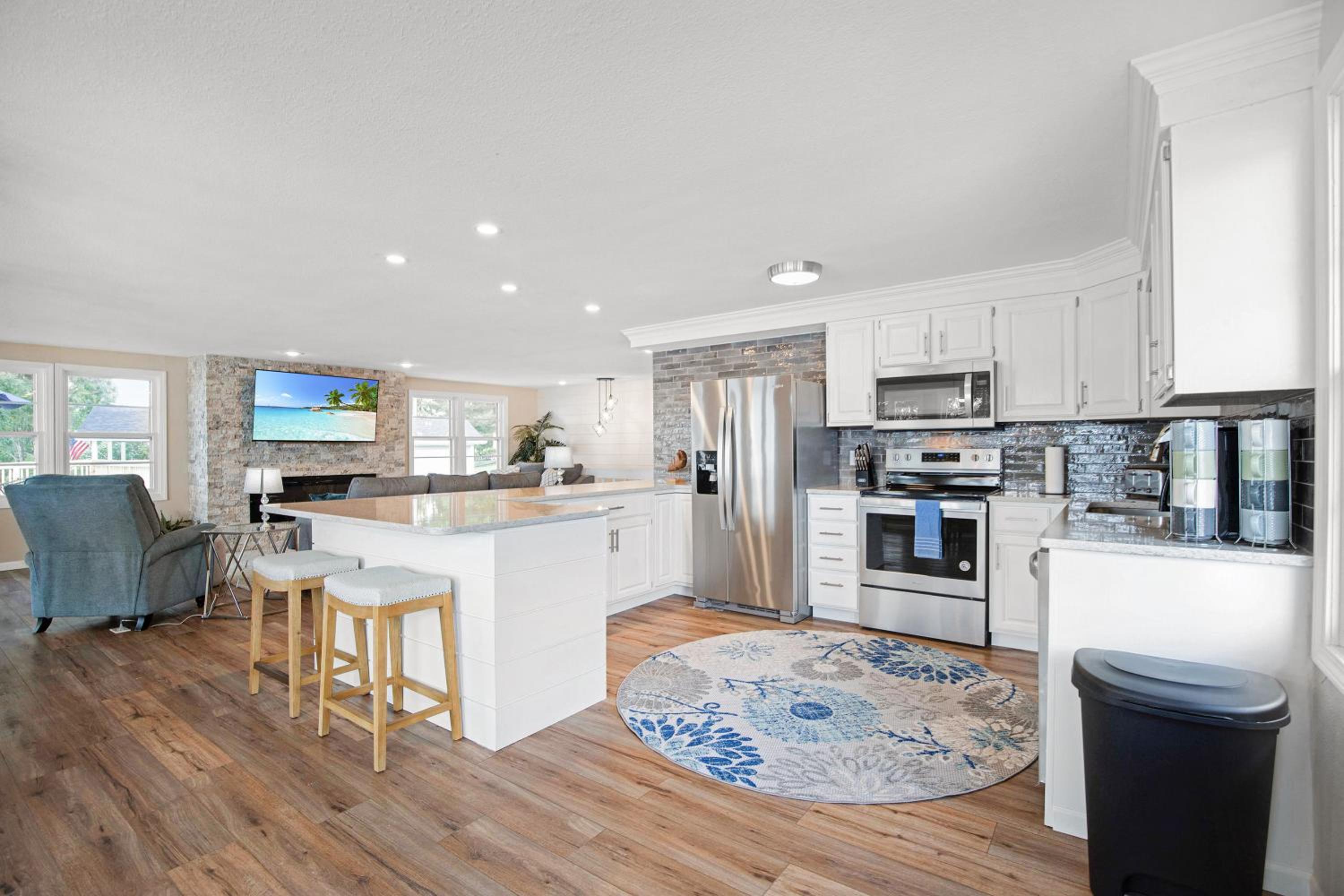 Two Homes, Large Deck, Firepit, Central Location
