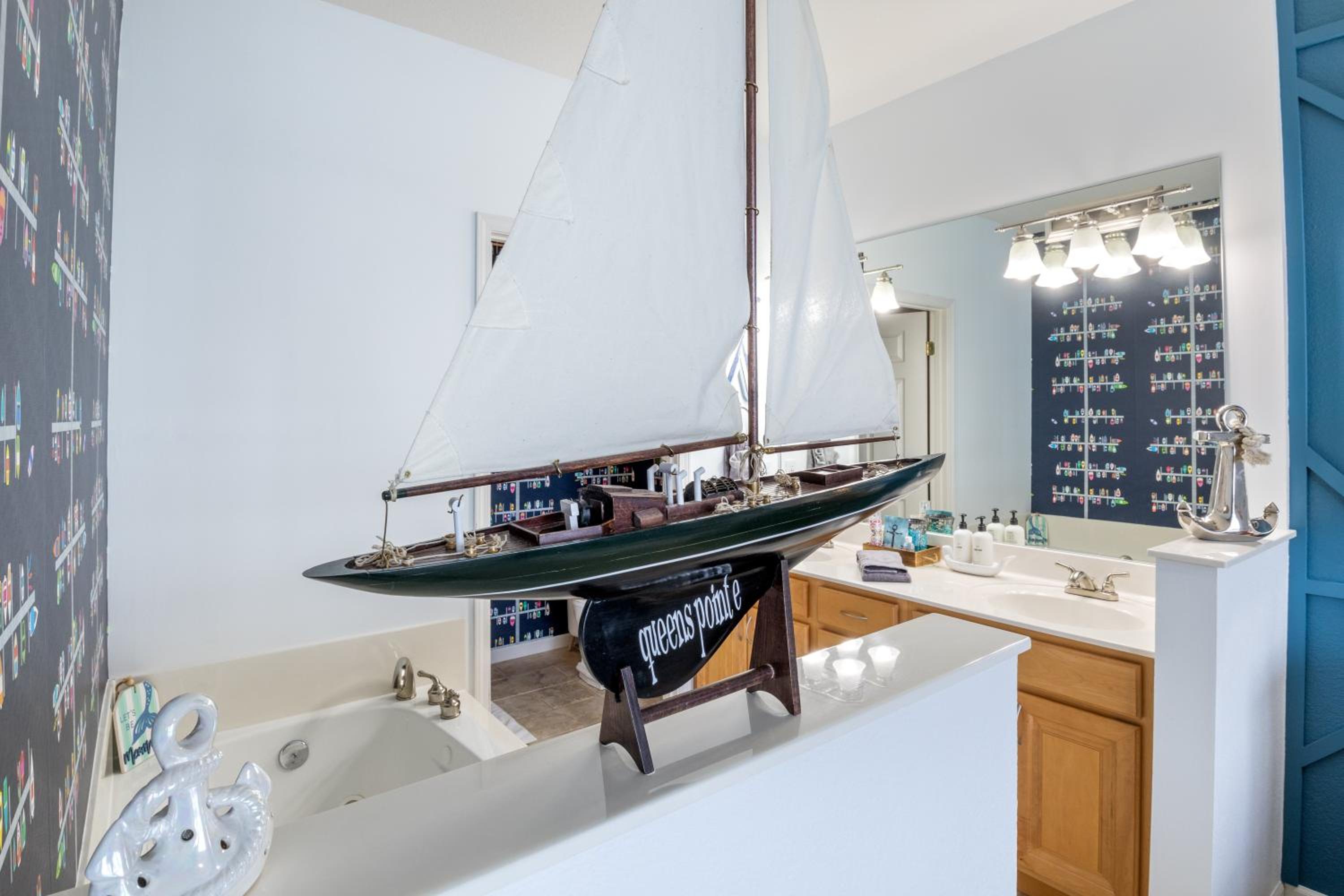 Nautical-Inspired Lakefront Unit w/ Awesome Views