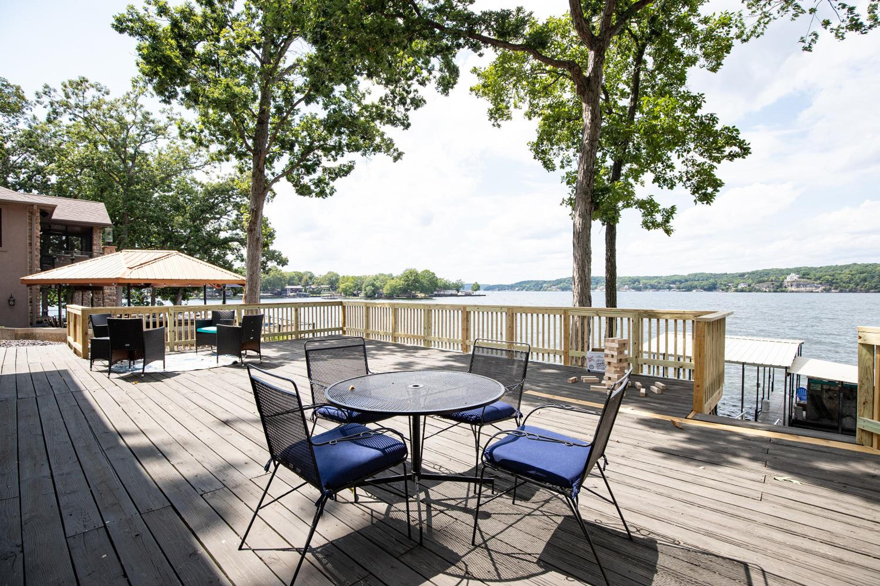 Two Homes, Large Deck, Firepit, Central Location