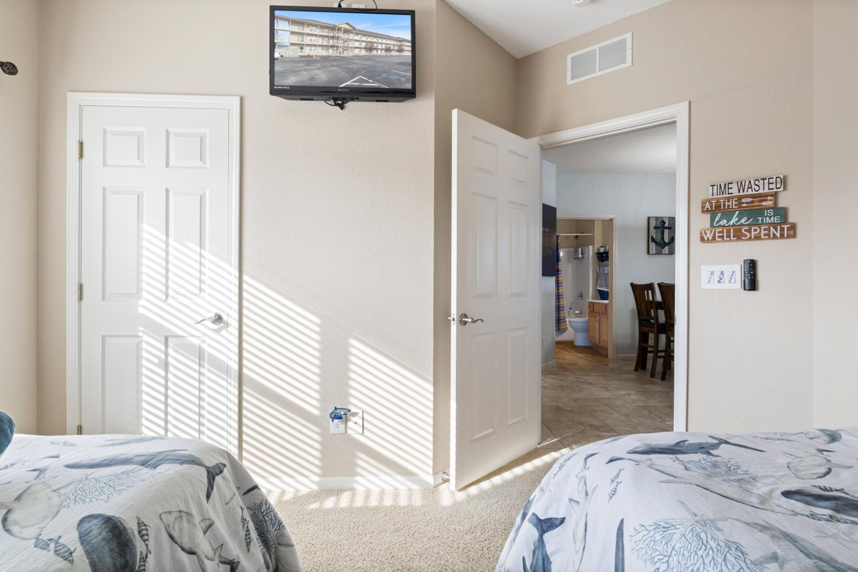 Nautical-Inspired Lakefront Unit w/ Awesome Views