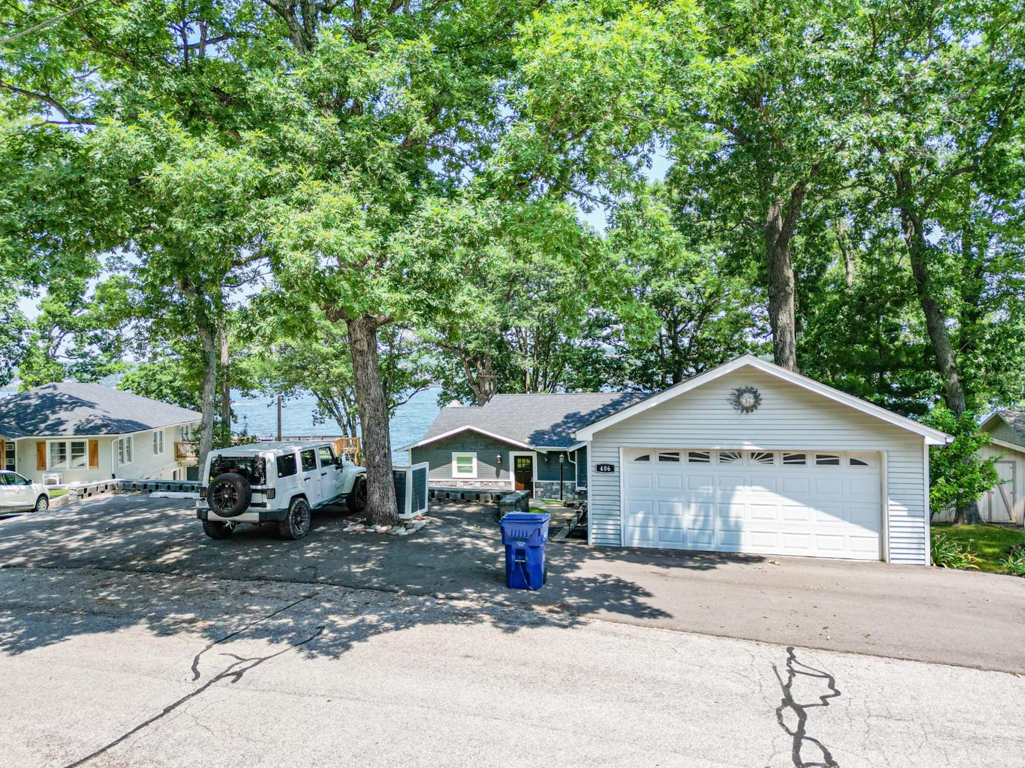 Two Homes, Large Deck, Firepit, Central Location