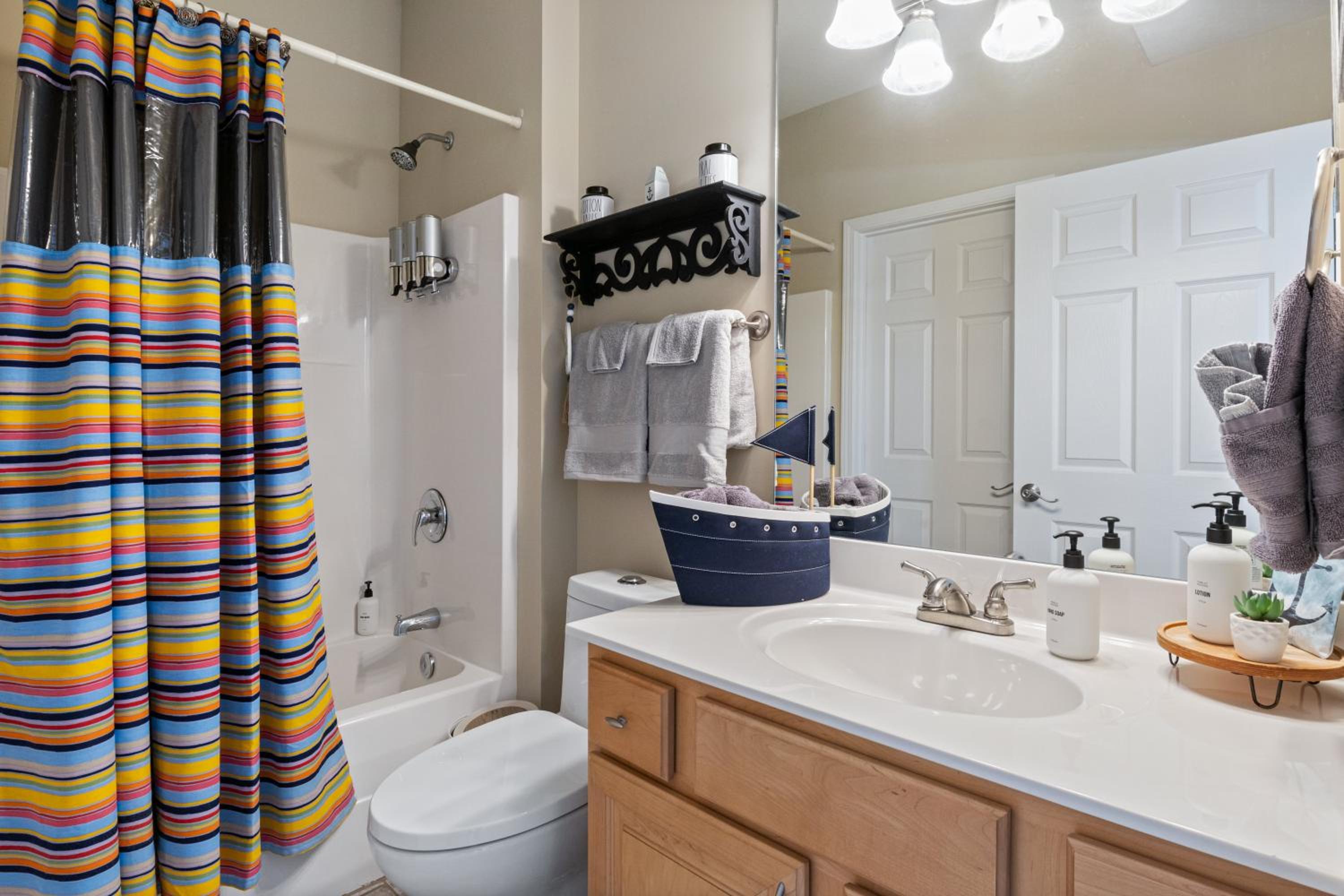 Nautical-Inspired Lakefront Unit w/ Awesome Views