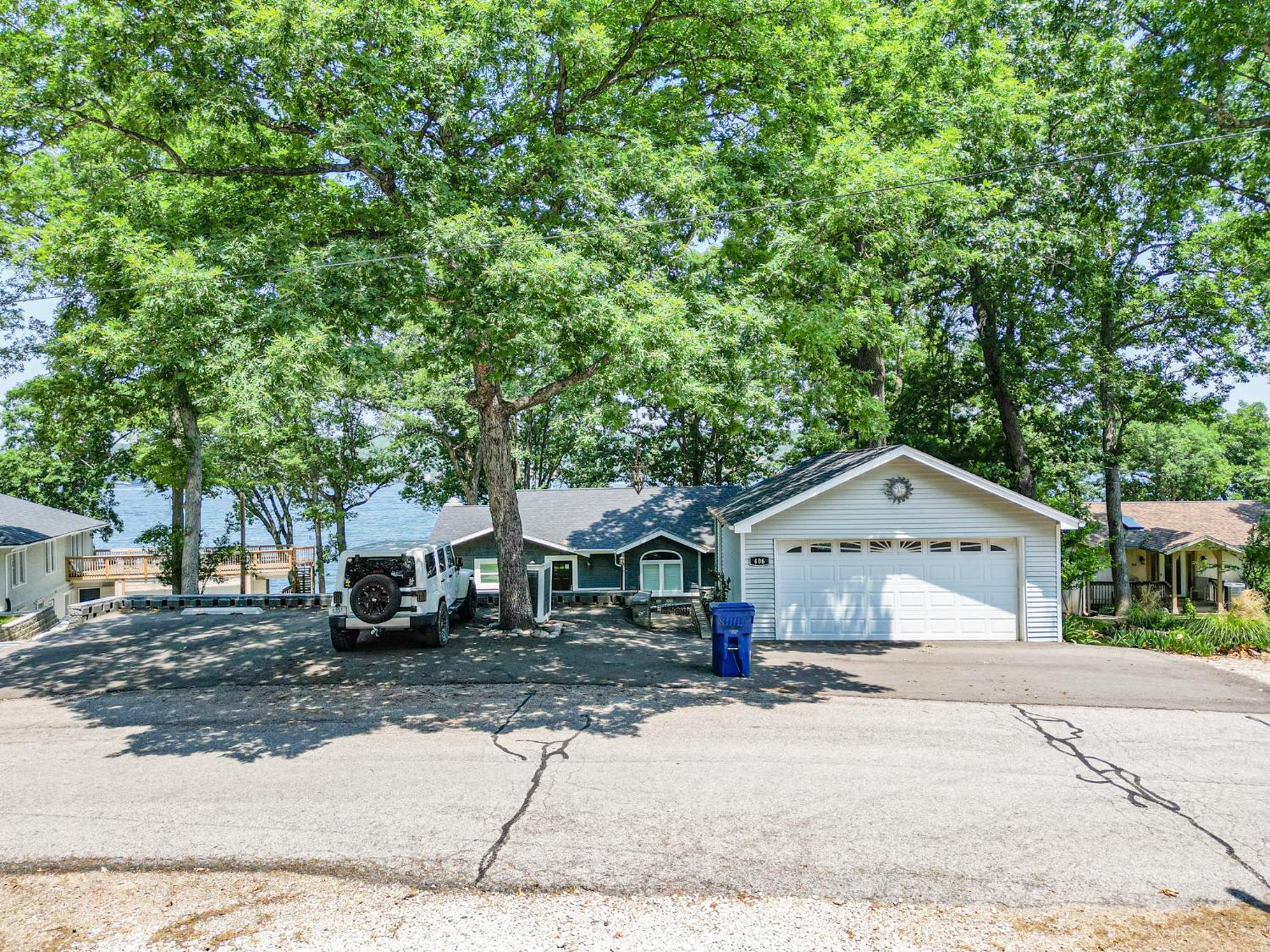 Two Homes, Large Deck, Firepit, Central Location