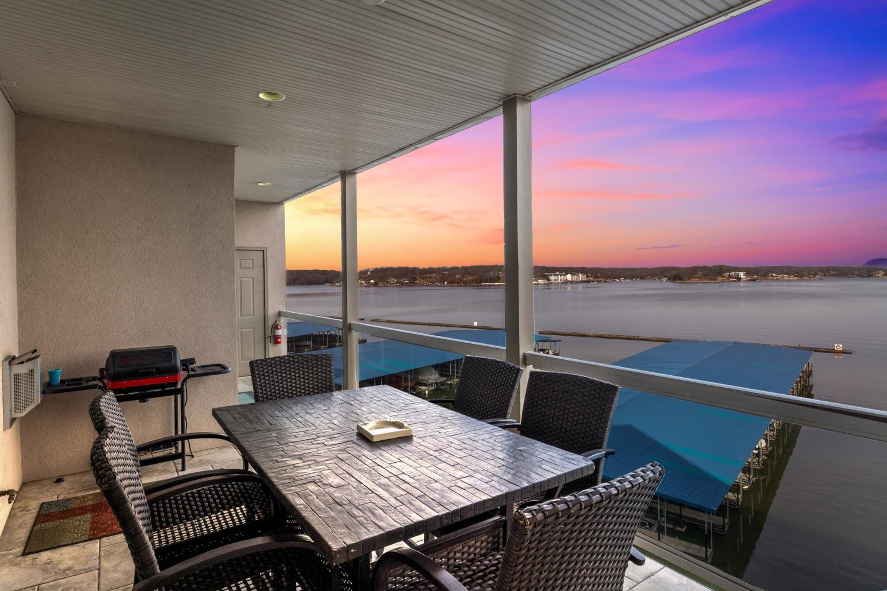 Nautical-Inspired Lakefront Unit w/ Awesome Views
