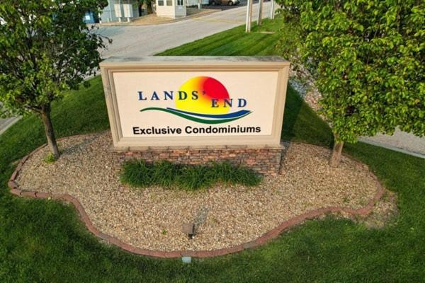 Nautical-Inspired Lakefront Unit w/ Awesome Views