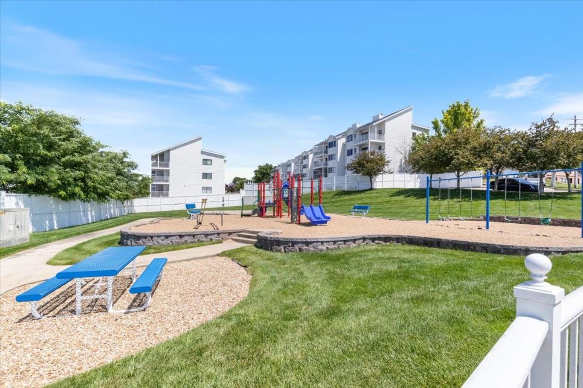 Nautical-Inspired Lakefront Unit w/ Awesome Views