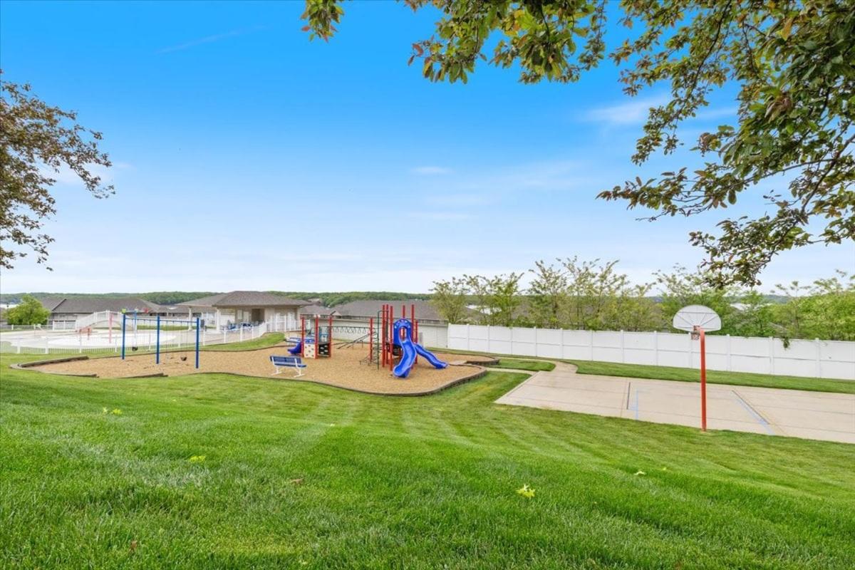 Nautical-Inspired Lakefront Unit w/ Awesome Views