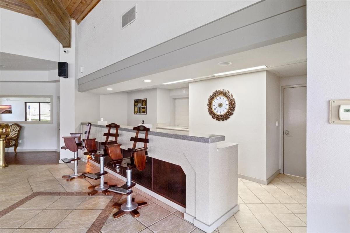 Nautical-Inspired Lakefront Unit w/ Awesome Views