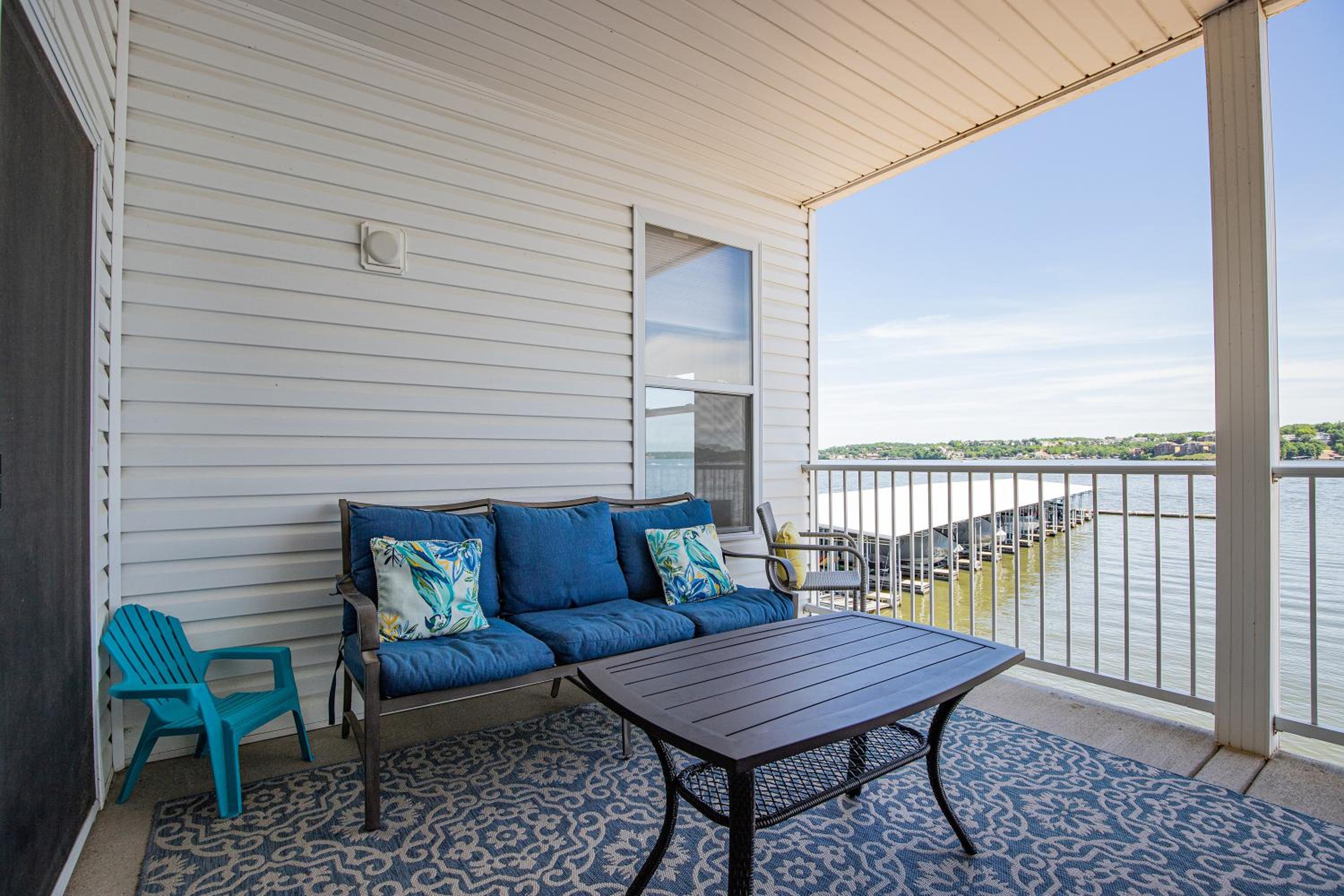 Island Life! Pool, Grilling Patio & Amazing Views!