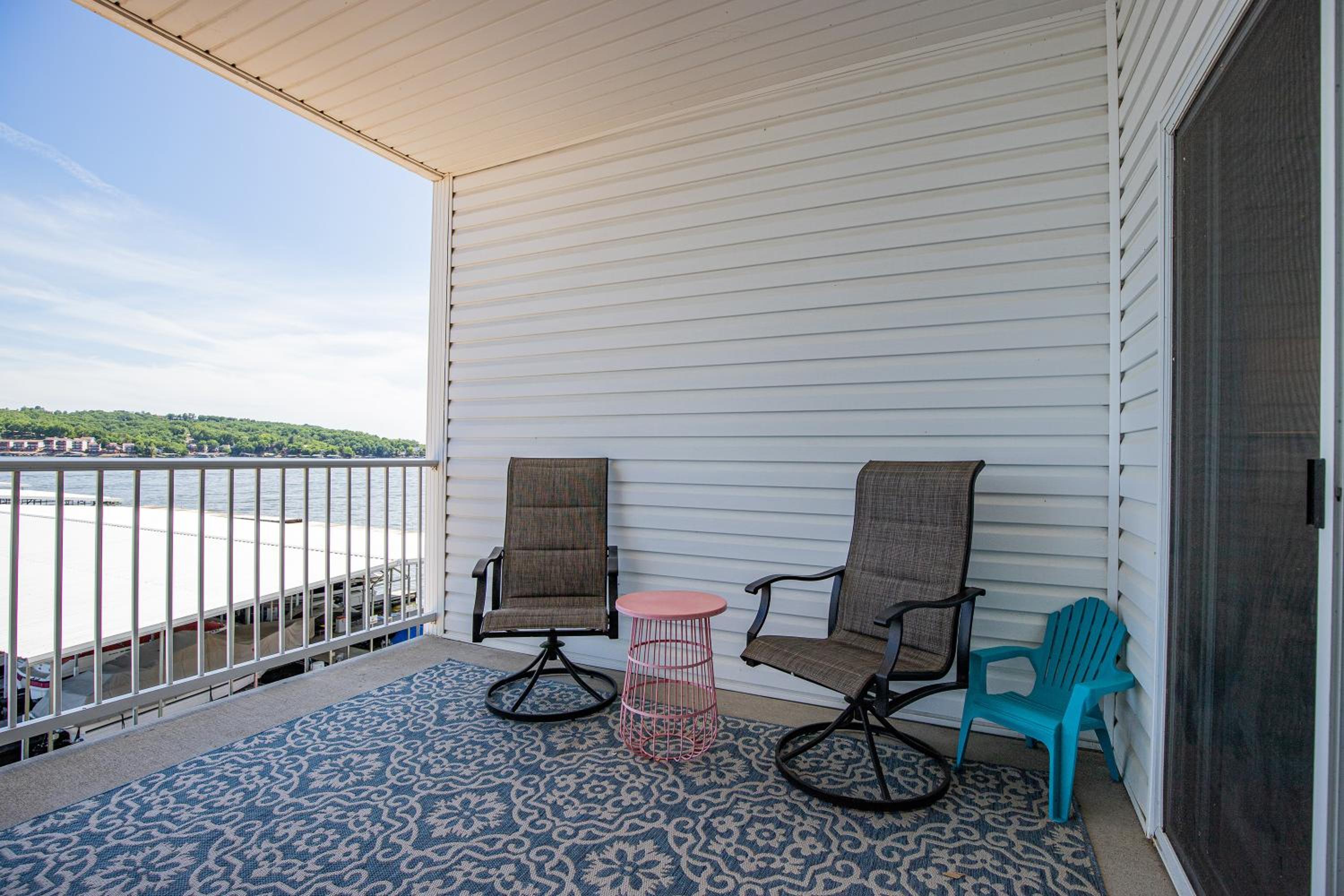 Island Life! Pool, Grilling Patio & Amazing Views!