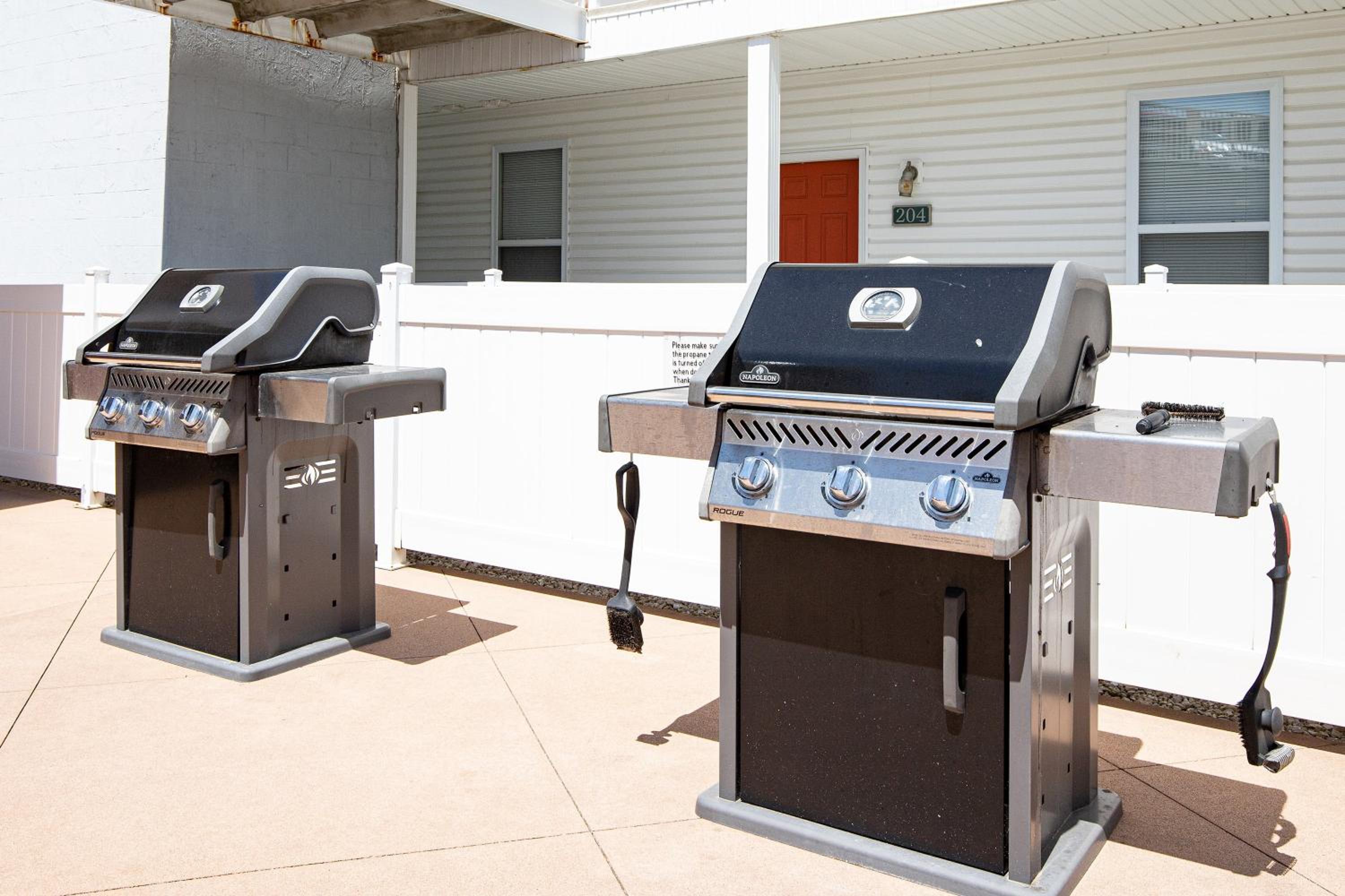 Island Life! Pool, Grilling Patio & Amazing Views!