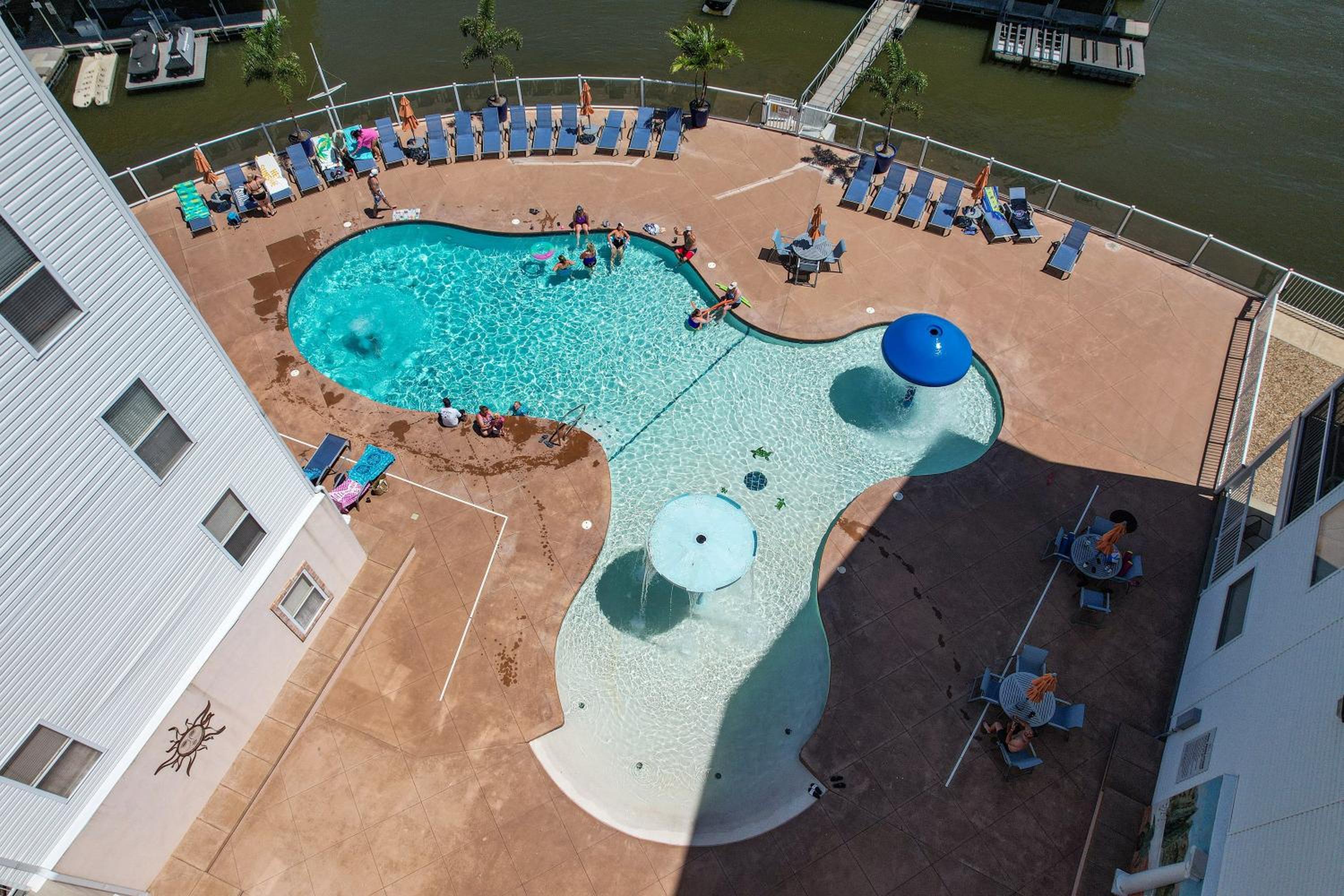 Island Life! Pool, Grilling Patio & Amazing Views!