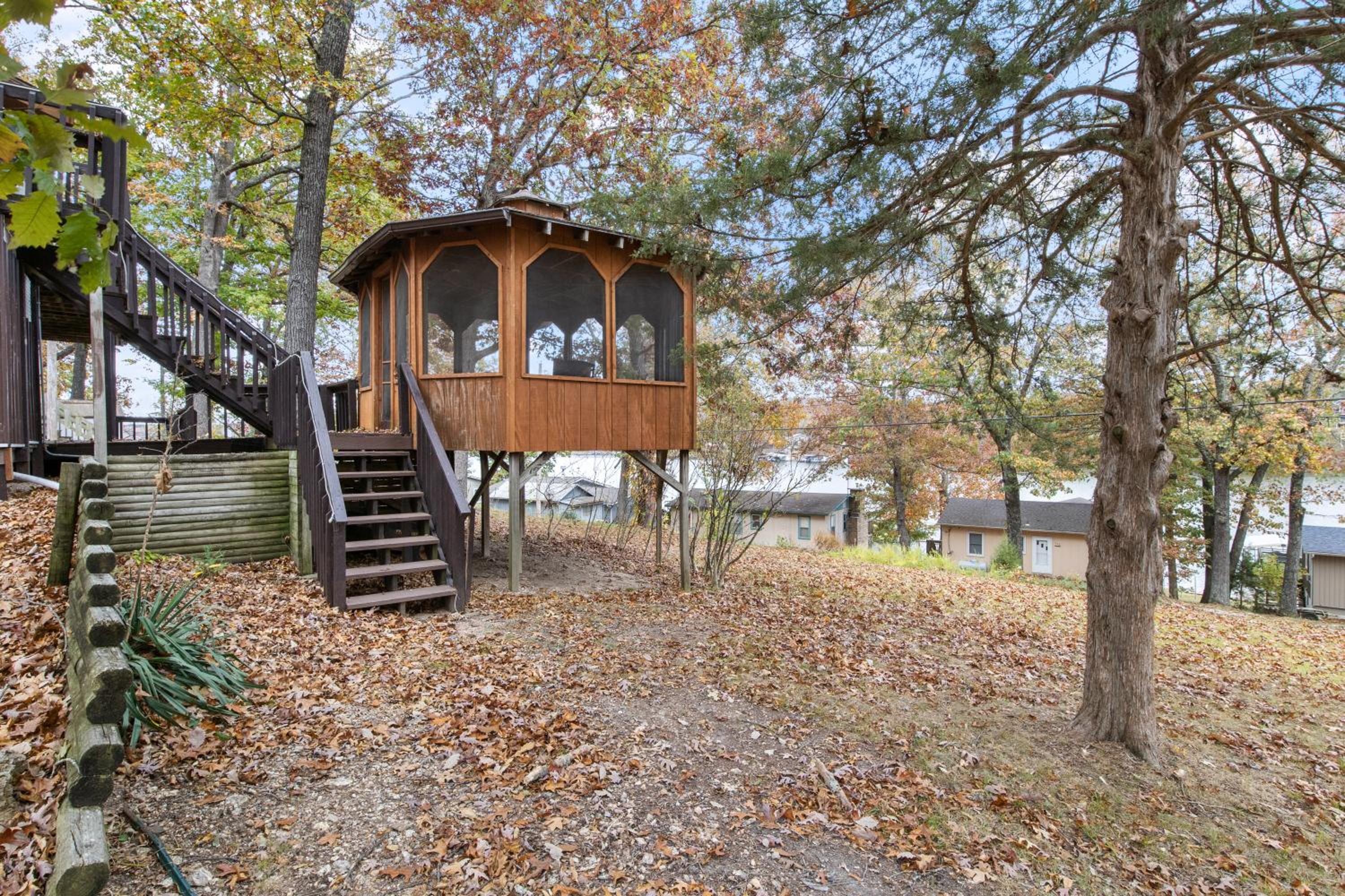 Stunning Lake View On A Nice & Quiet Relaxing Home