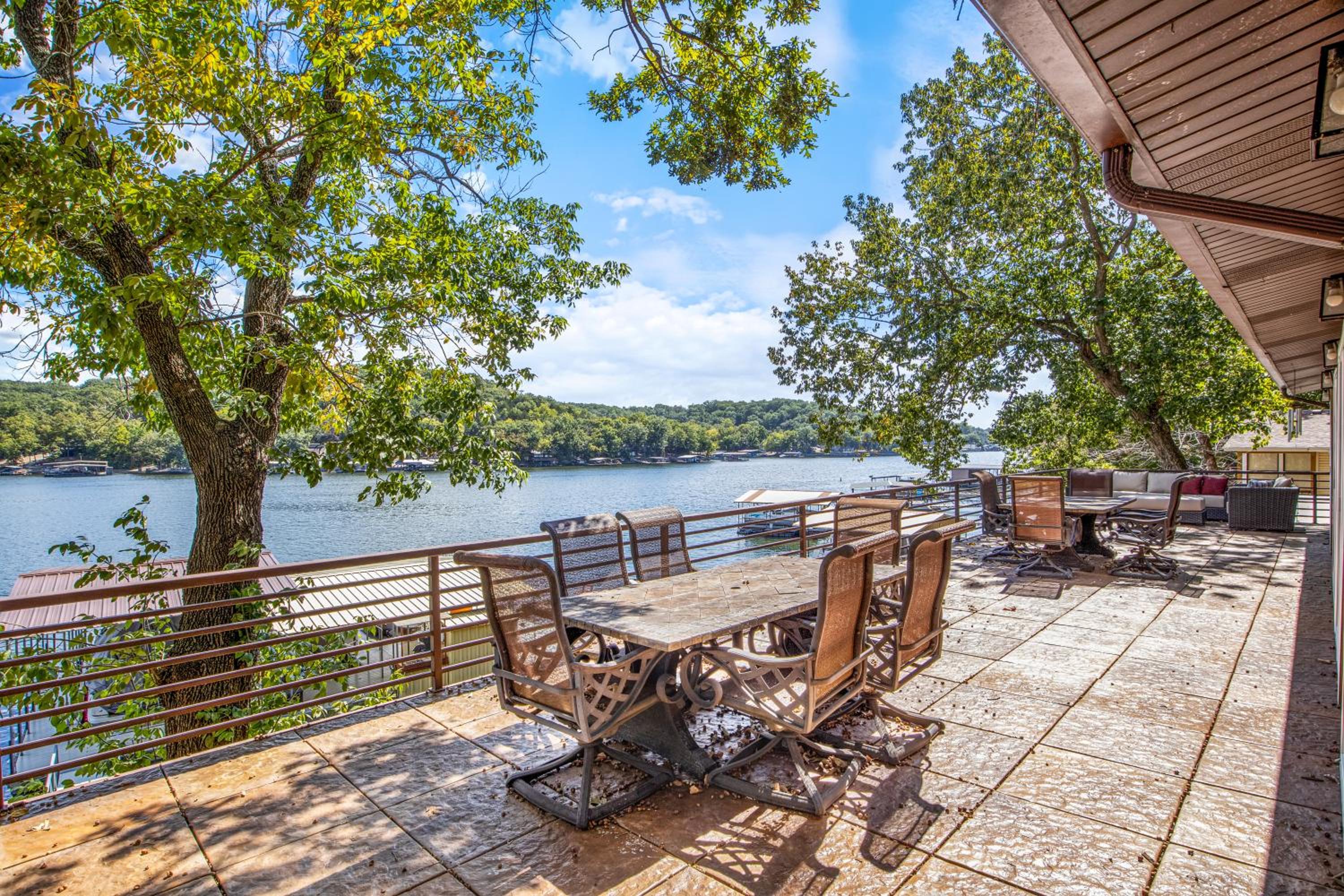 Spacious, Quiet & Great Cove, Nearby Attractions, Private Dock, Fireplace, Expansive Deck