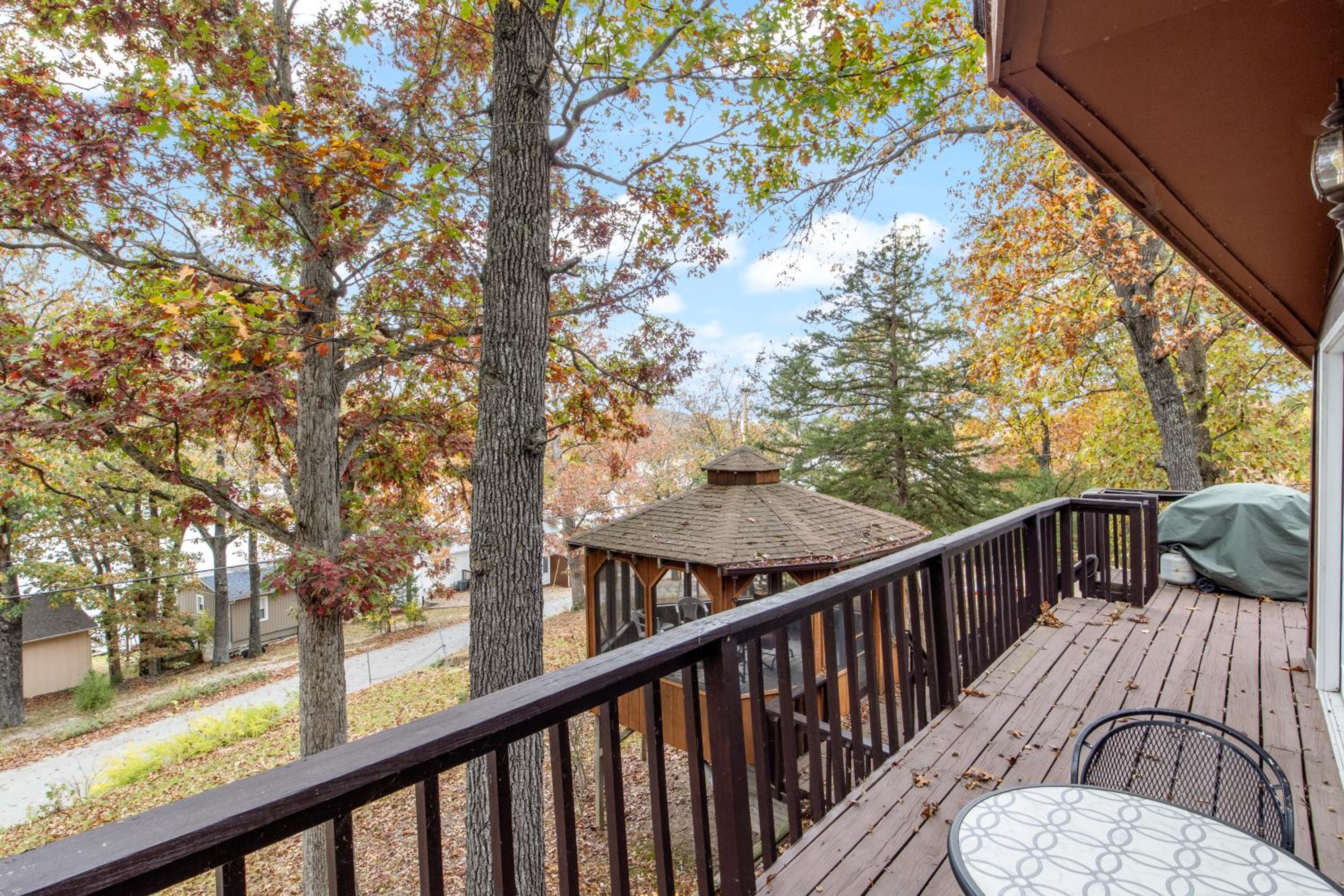 Stunning Lake View On A Nice & Quiet Relaxing Home