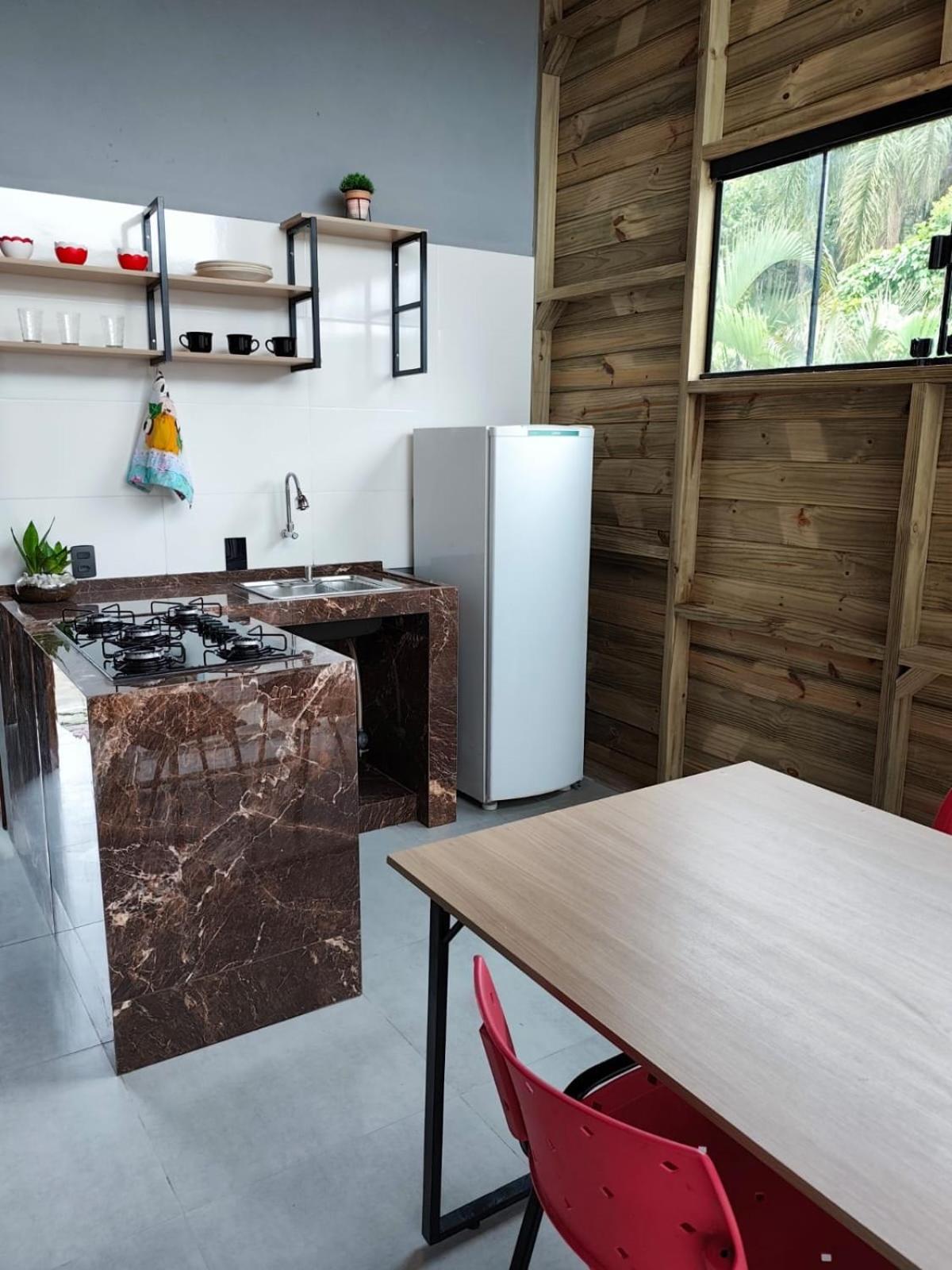 Apartamento de 2 Quartos para 4 Pessoas - 5 min da Praia