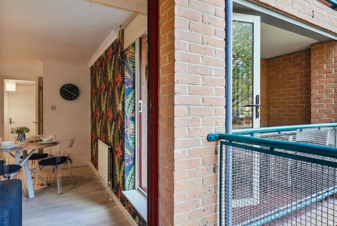 London Central 2 Bathroom Flat with Parking & Balcony