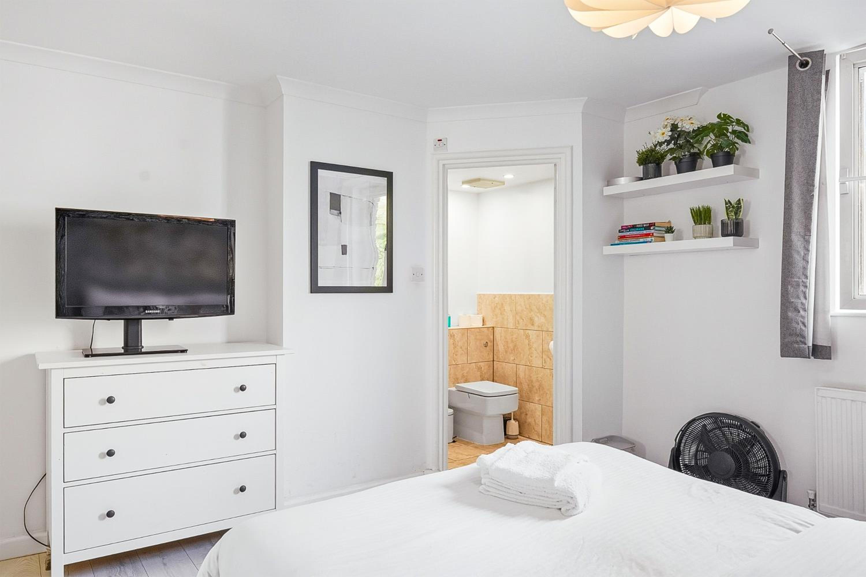 London Central 2 Bathroom Flat with Parking & Balcony