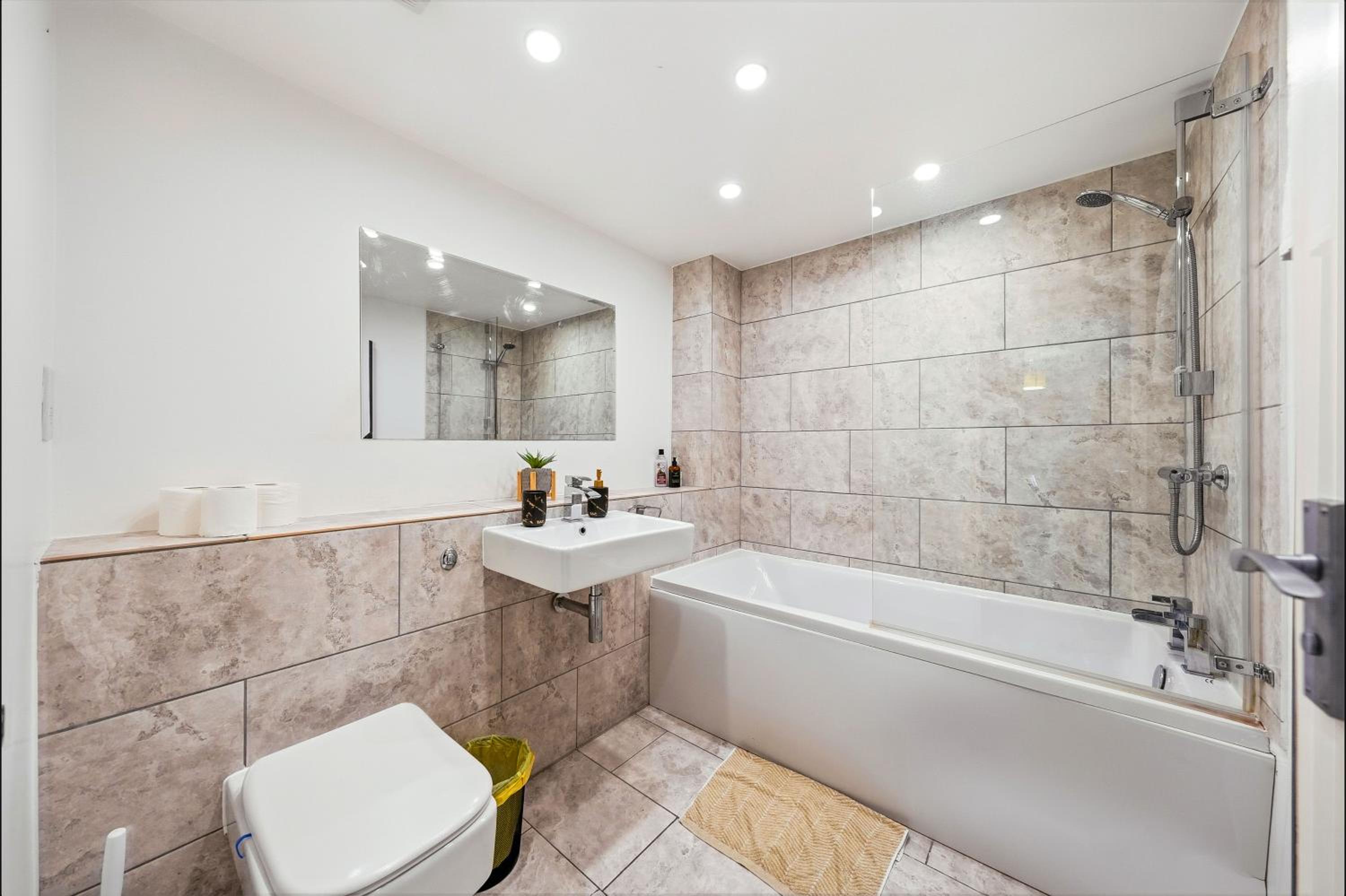London Central 2 Bathroom Flat with Parking & Balcony