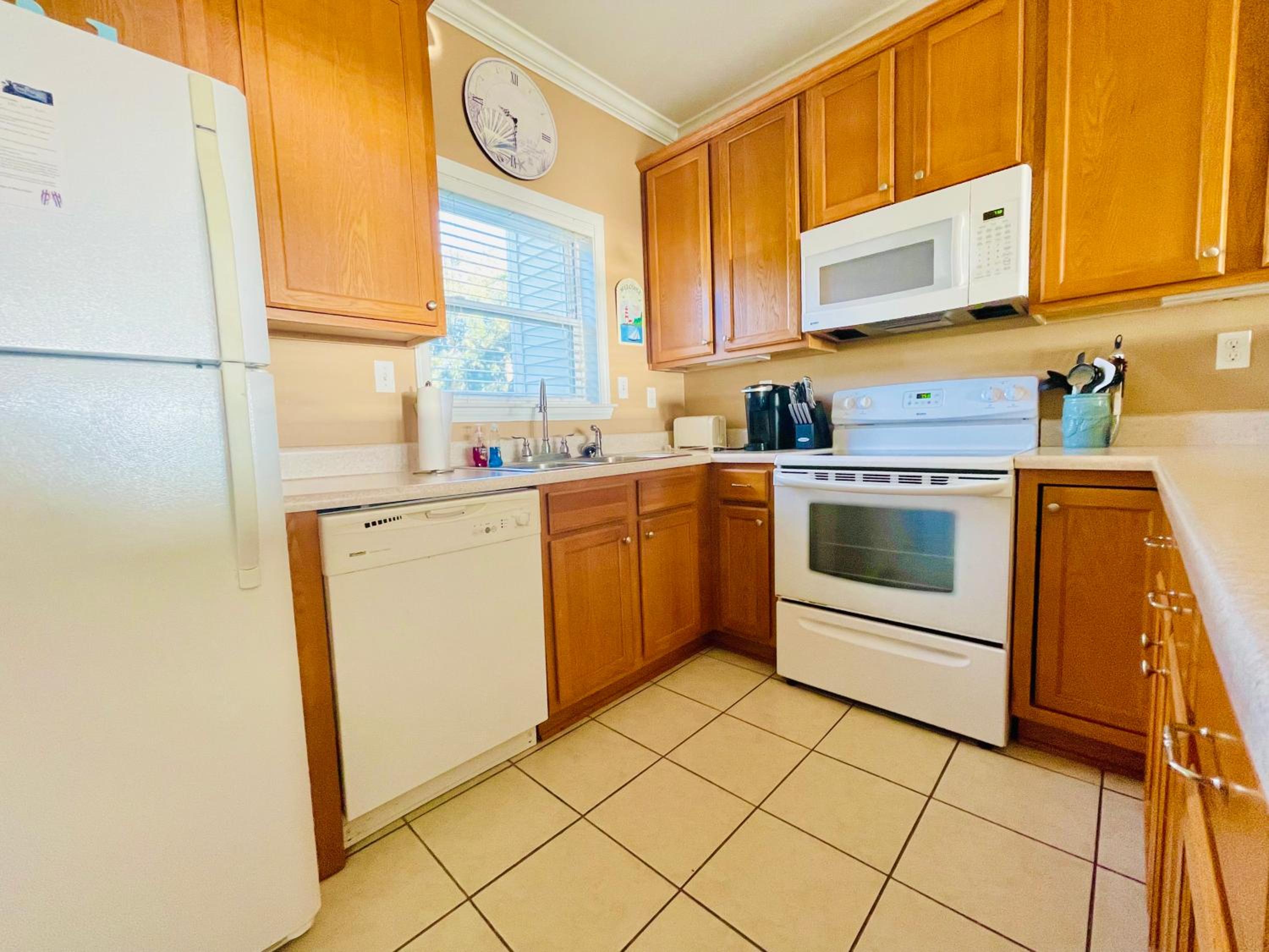 123 Beau Clair - Beachside Townhome with Balcony and Pool in Long Beach